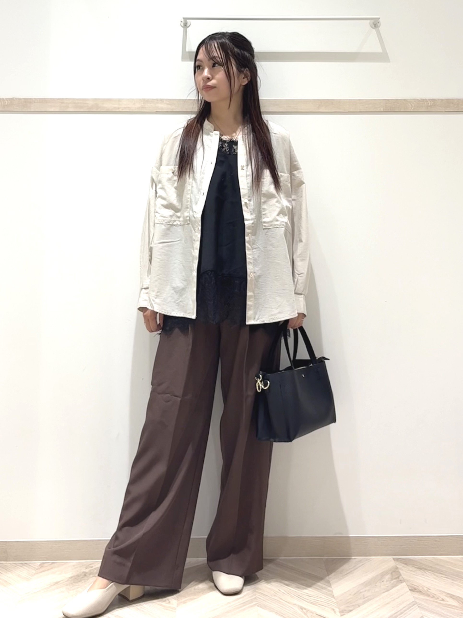 nanaさんの「SHOO･LA･RUE｜【洗濯後しわになりにくい/S-LL】キーネック金ボタンポケットシャツ」を使ったコーディネート