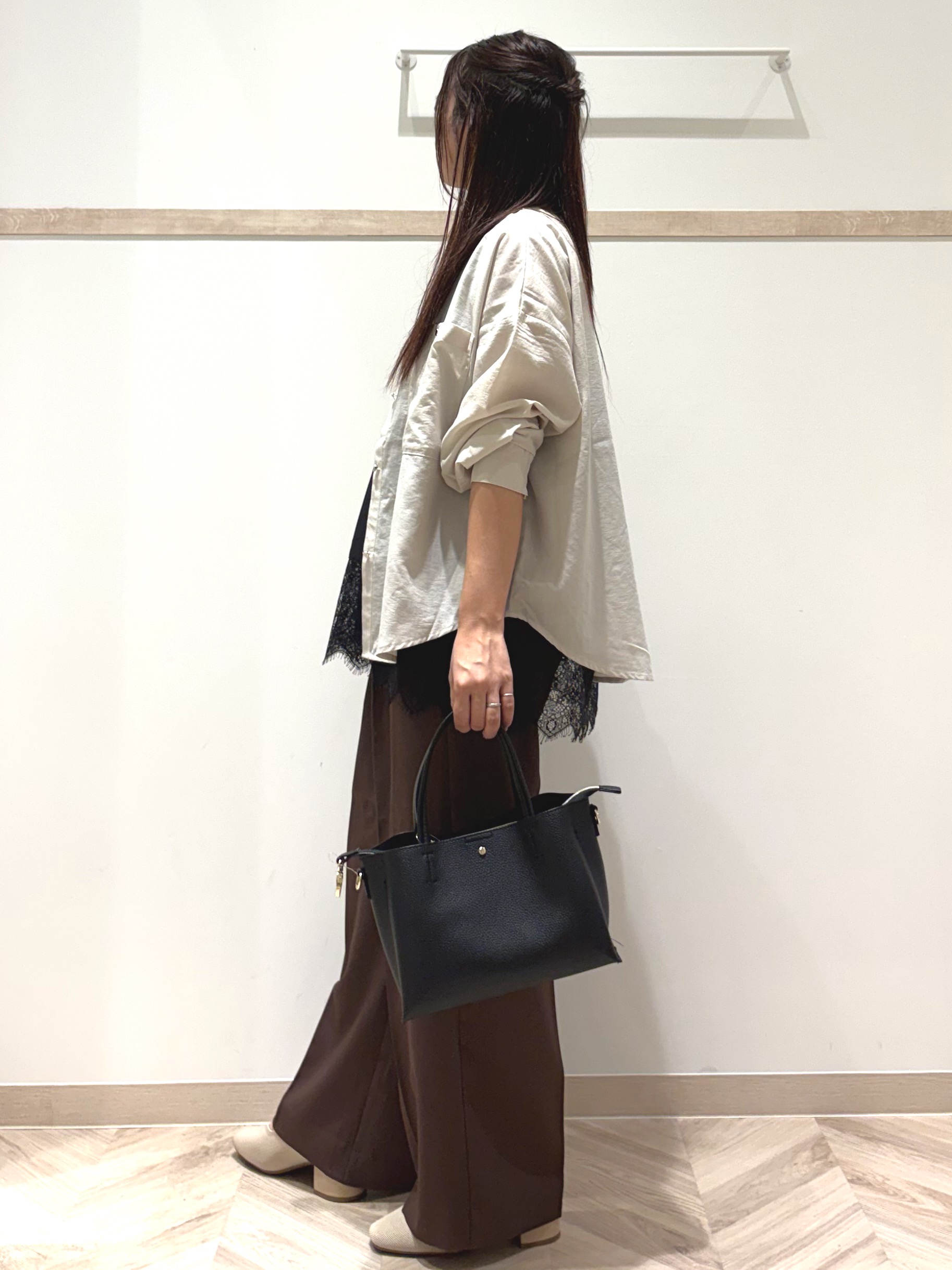 nanaさんの「SHOO･LA･RUE｜【洗濯後しわになりにくい/S-LL】キーネック金ボタンポケットシャツ」を使ったコーディネート