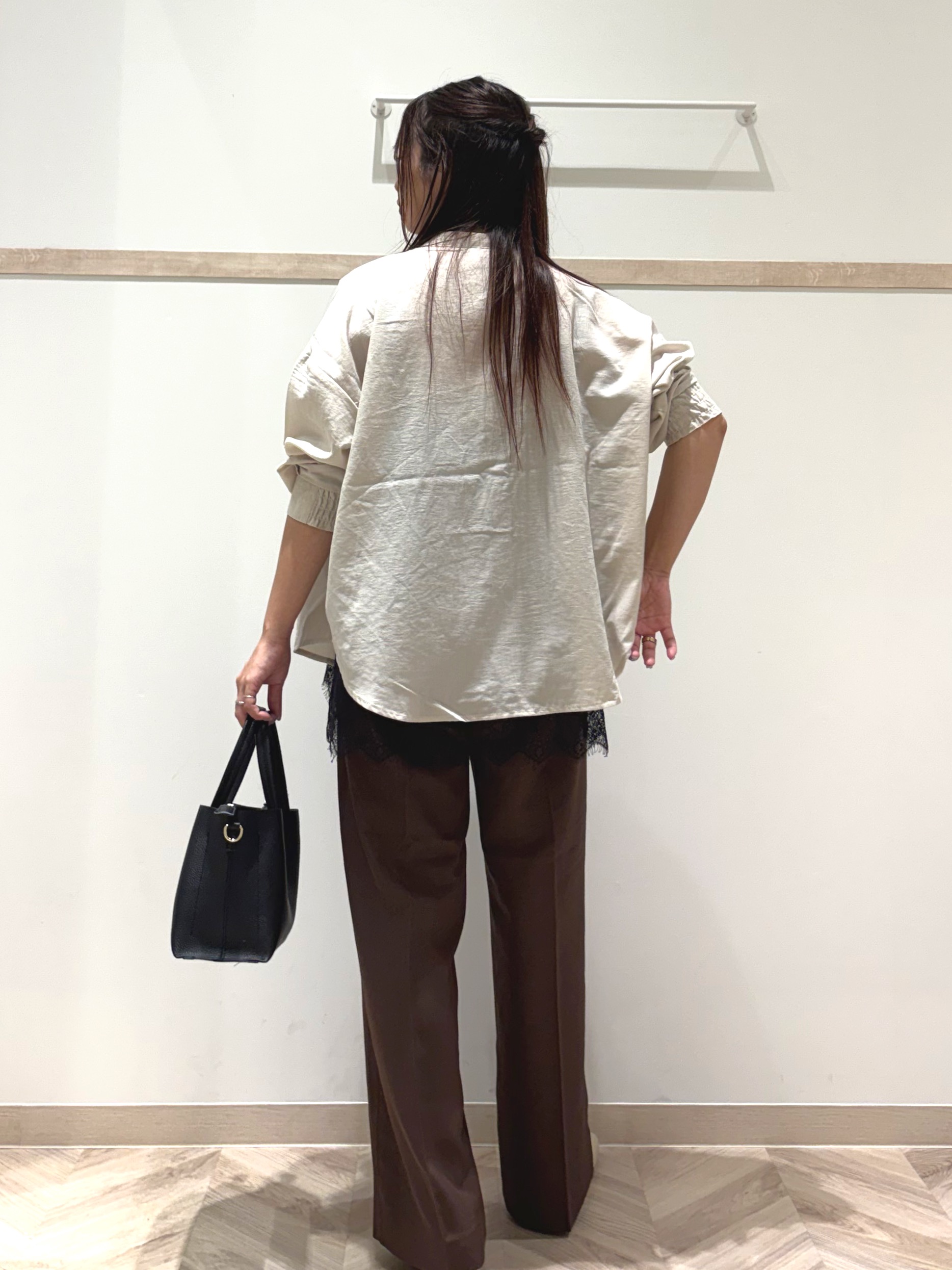 nanaさんの「SHOO･LA･RUE｜【洗濯後しわになりにくい/S-LL】キーネック金ボタンポケットシャツ」を使ったコーディネート