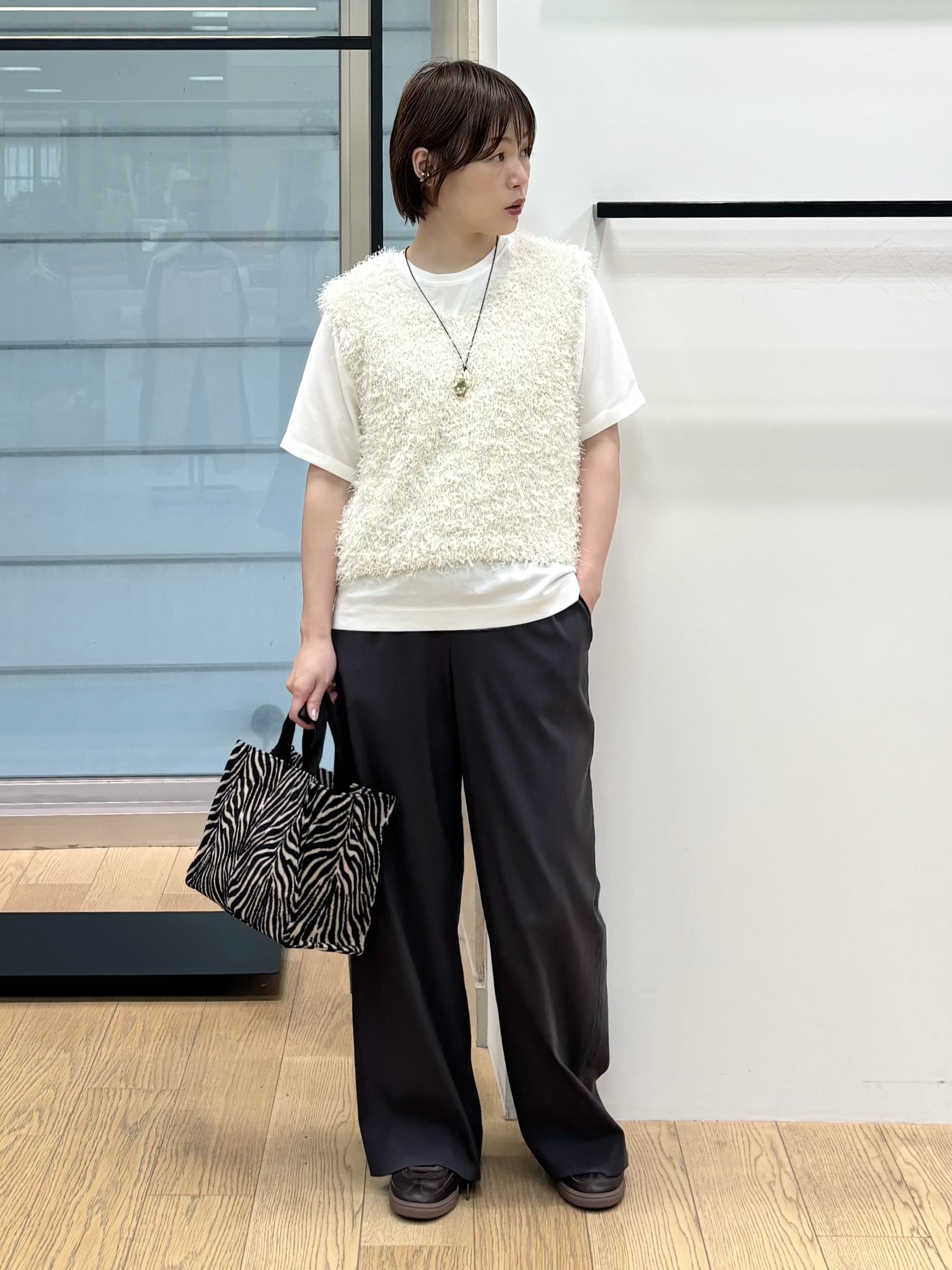 asamiさんの「INDIVI｜【洗える】ファンシーヤーンVネックニットベスト」を使ったコーディネート