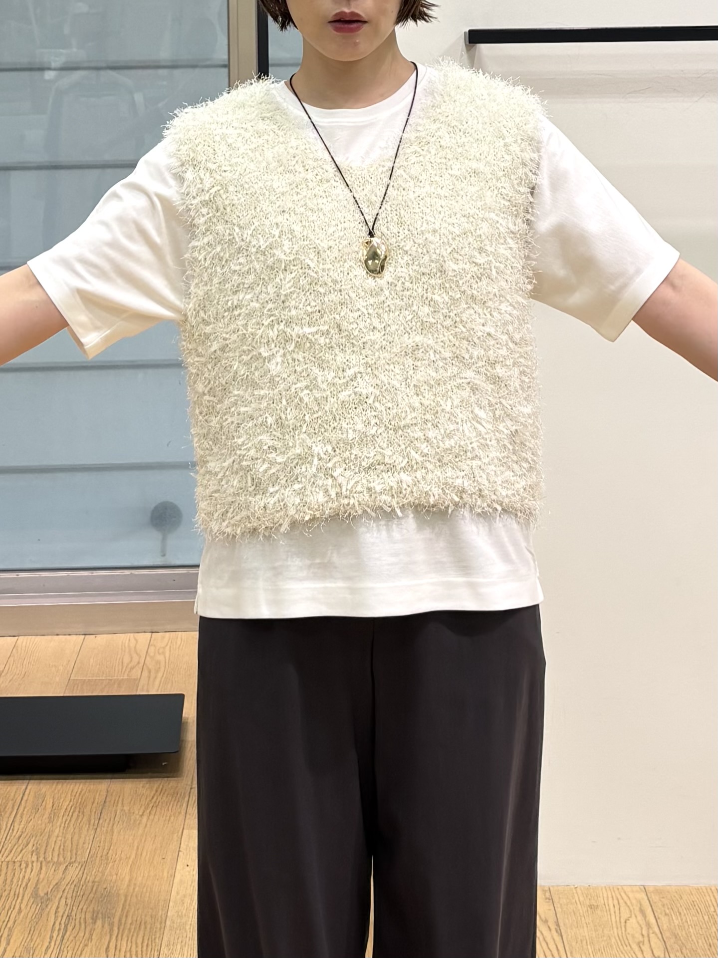 asamiさんの「INDIVI｜【洗える】ファンシーヤーンVネックニットベスト」を使ったコーディネート