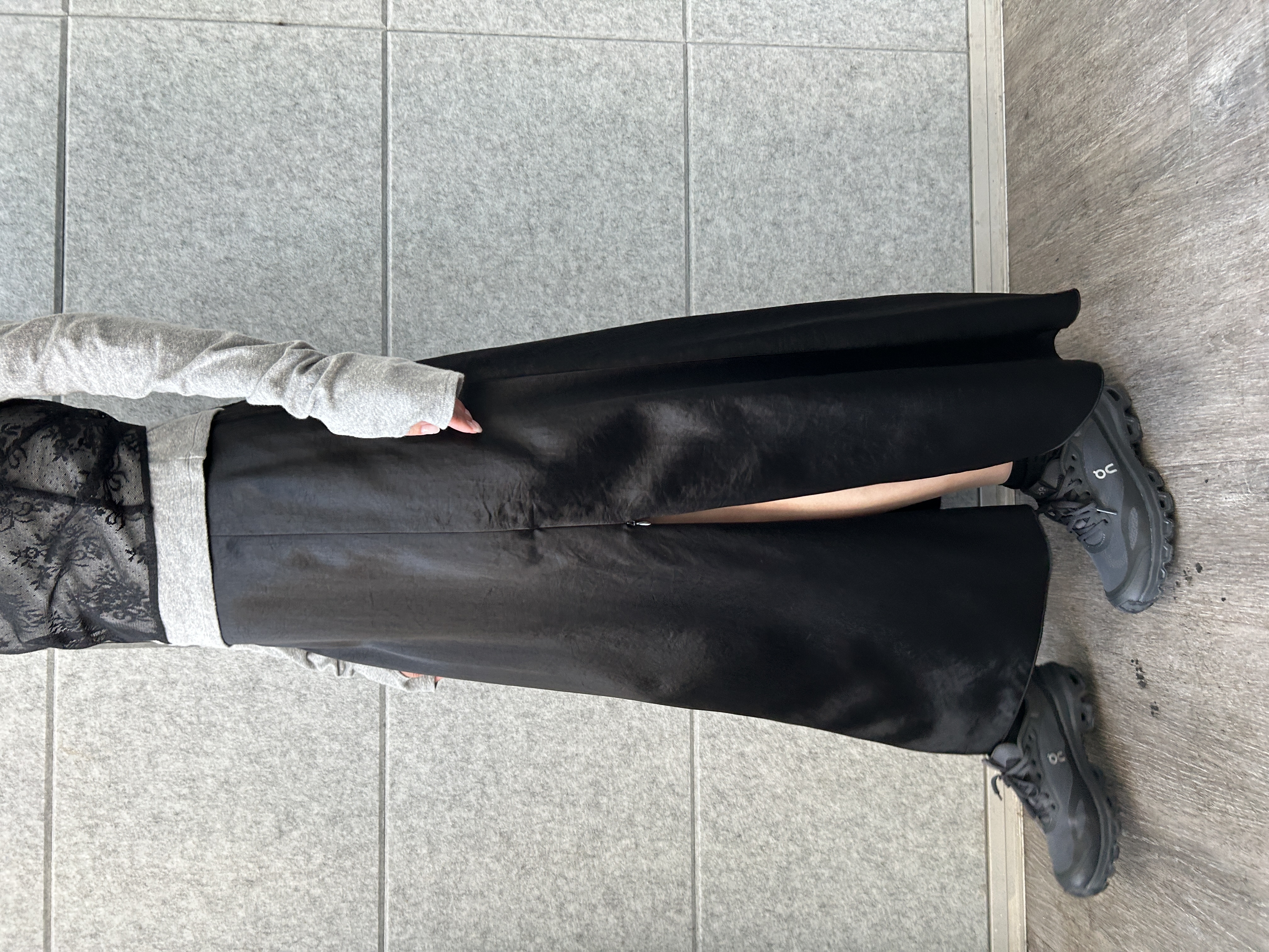 harunaさんの「CODE A｜satin slit flare skirt」を使ったコーディネート