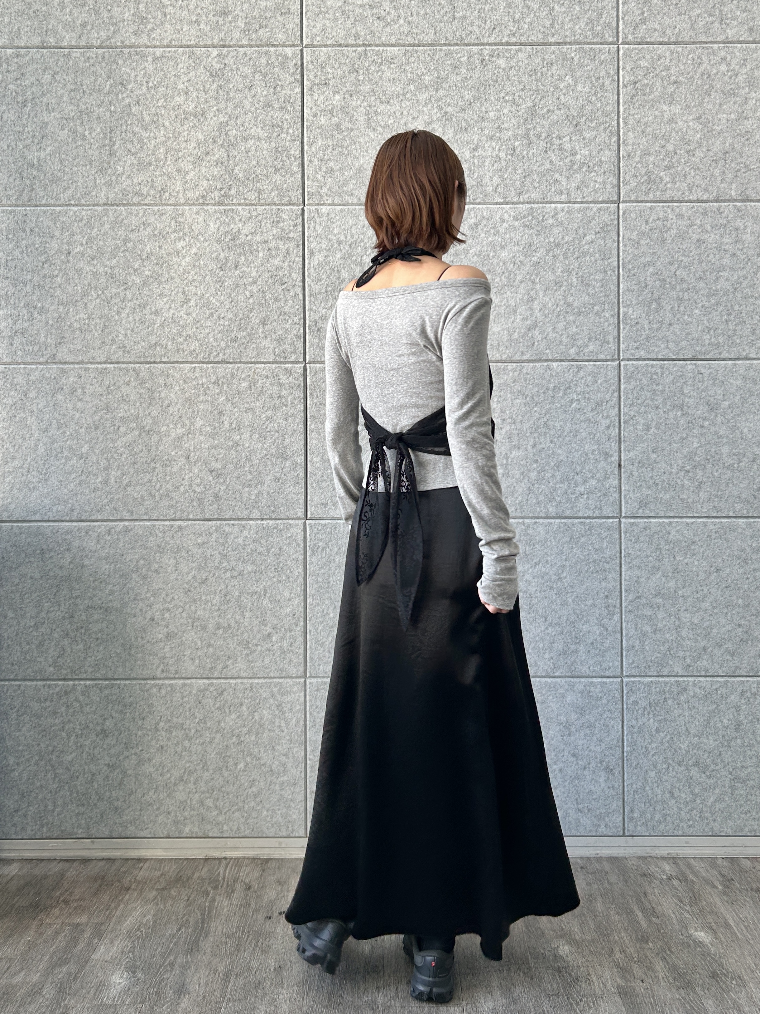 harunaさんの「CODE A｜satin slit flare skirt」を使ったコーディネート
