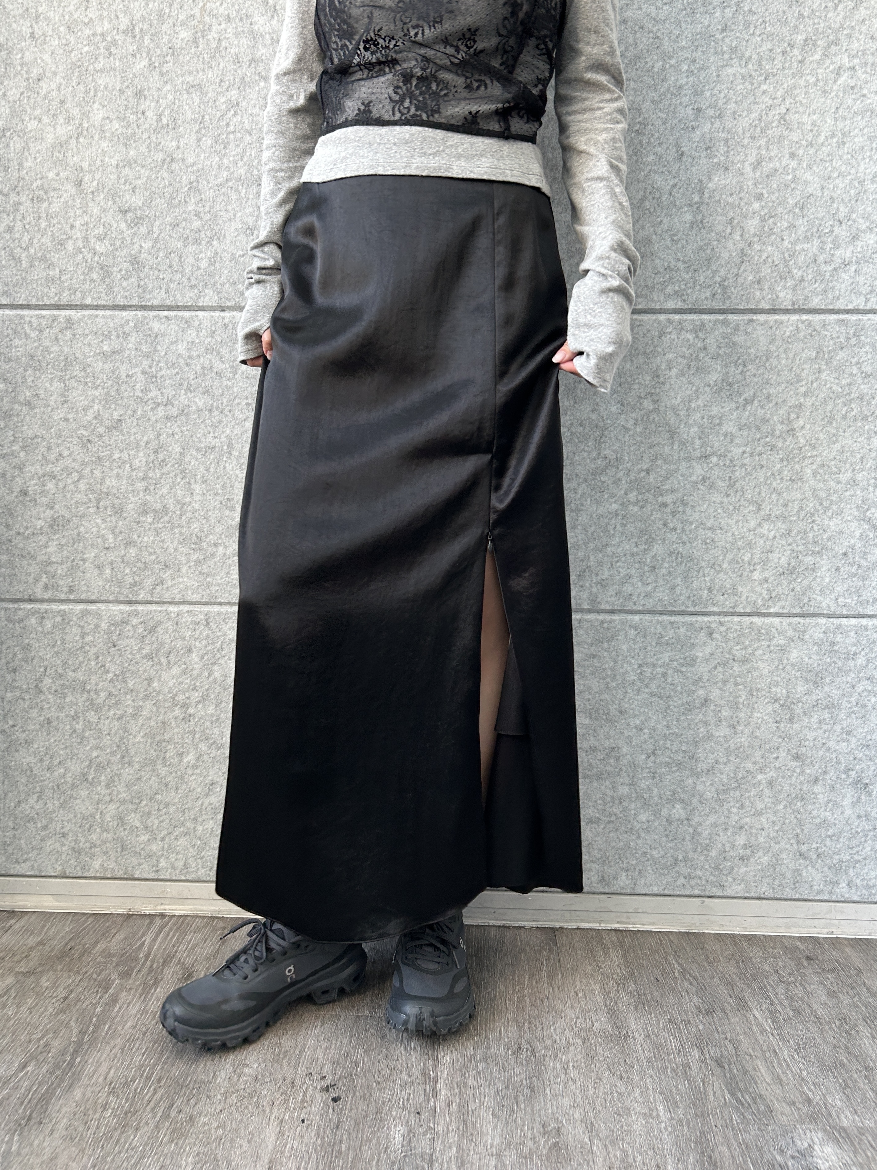 harunaさんの「CODE A｜satin slit flare skirt」を使ったコーディネート