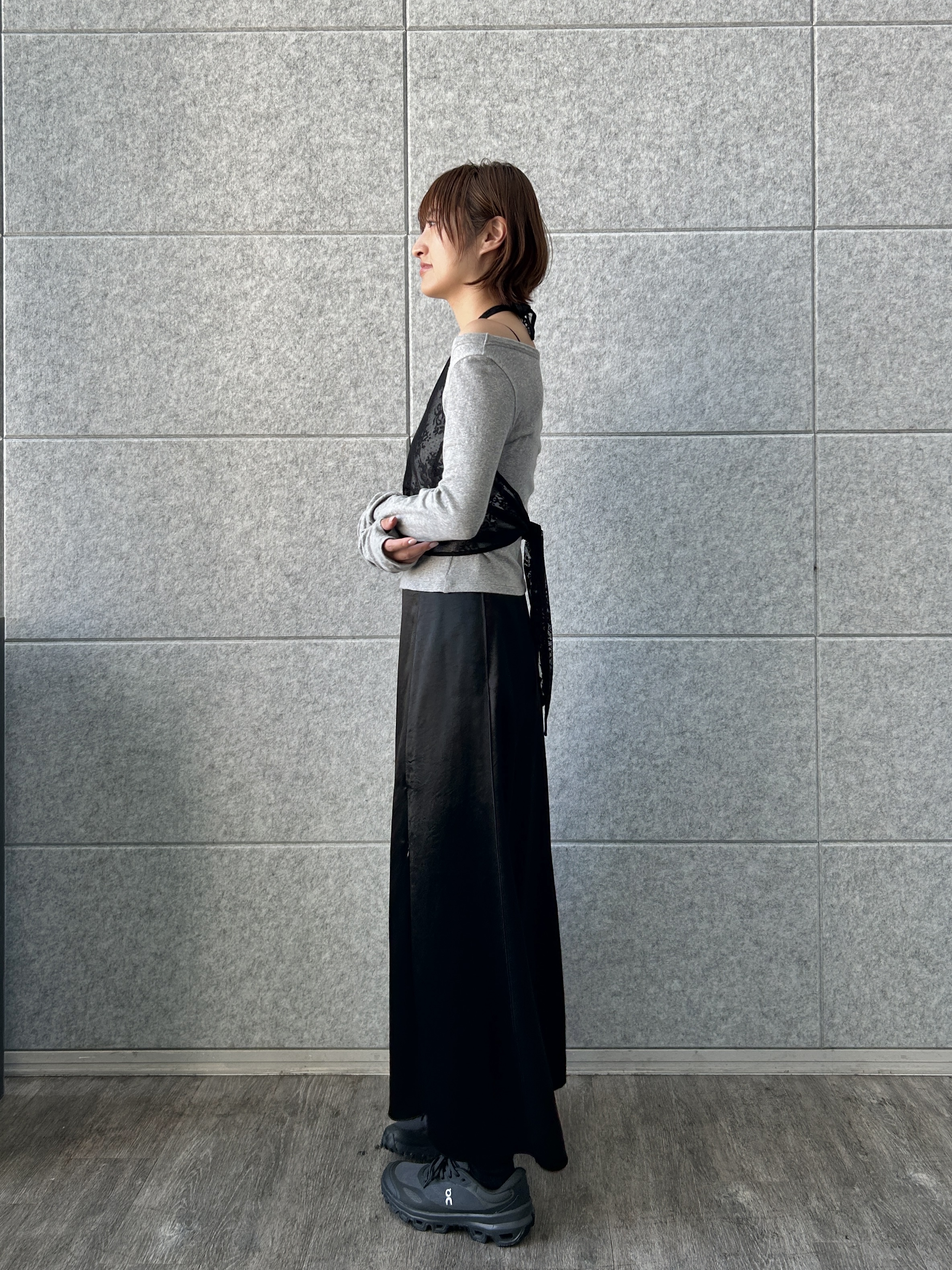 harunaさんの「CODE A｜satin slit flare skirt」を使ったコーディネート