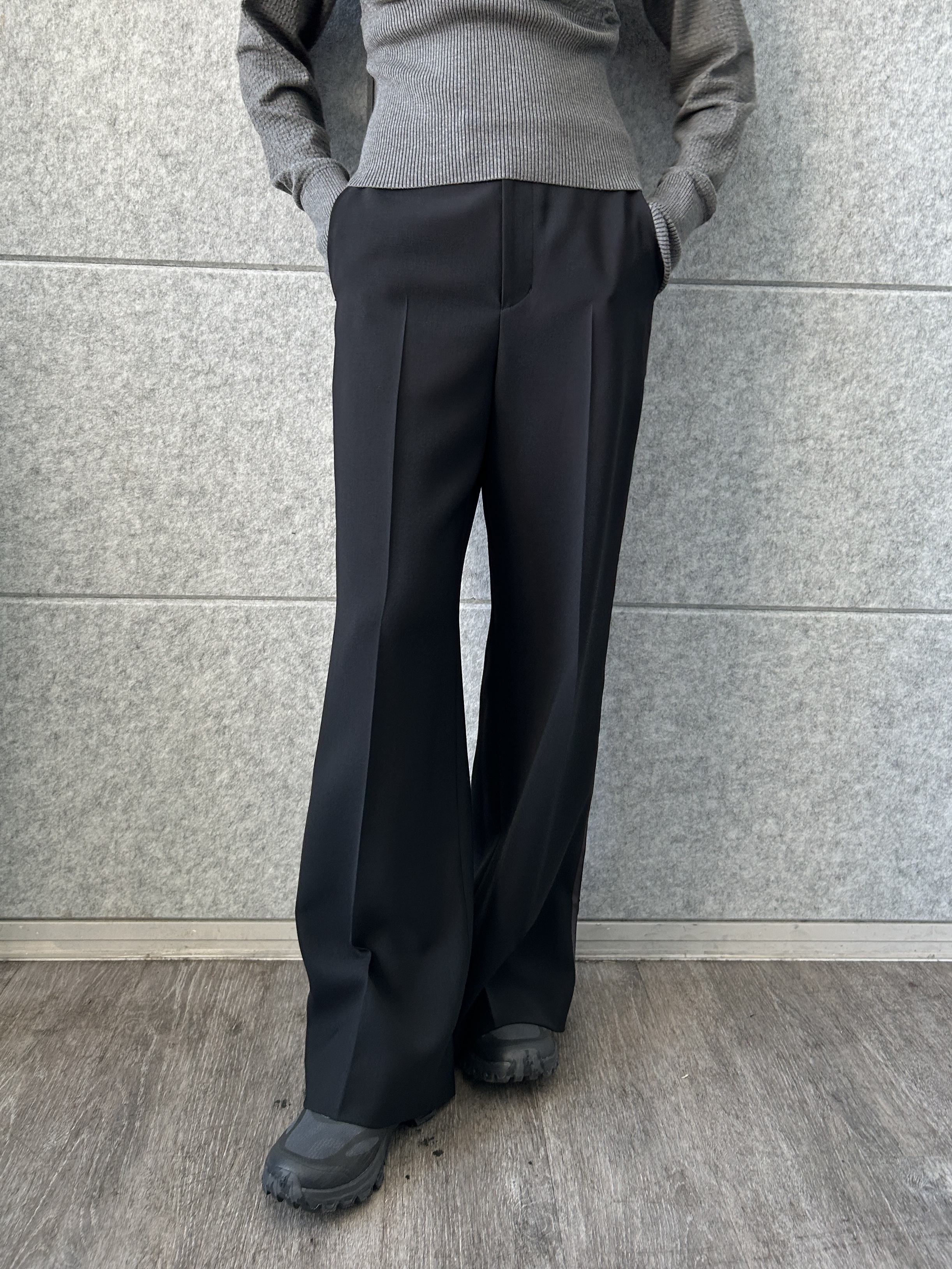 harunaさんの「CODE A｜line zip trousers」を使ったコーディネート