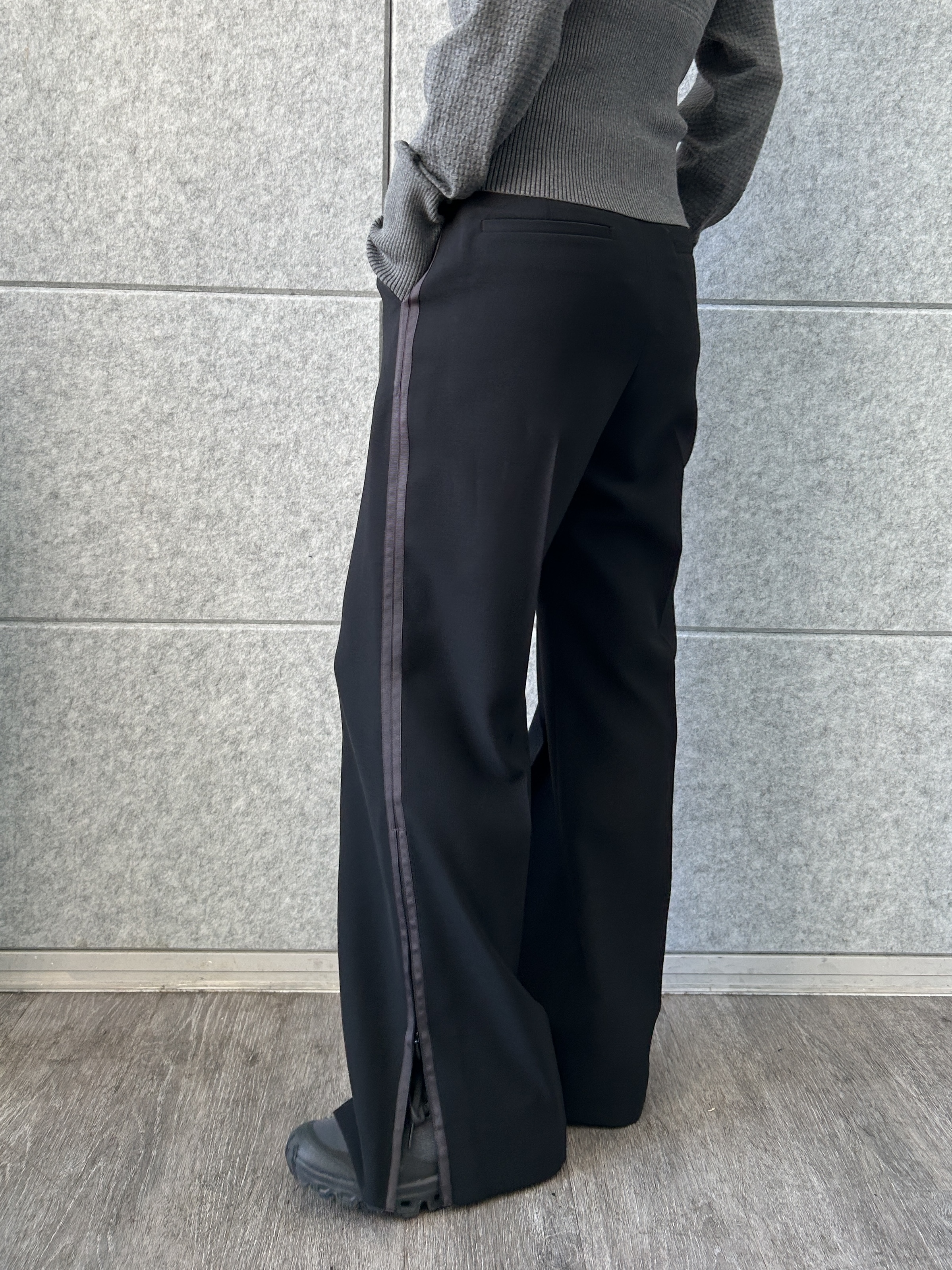 harunaさんの「CODE A｜line zip trousers」を使ったコーディネート