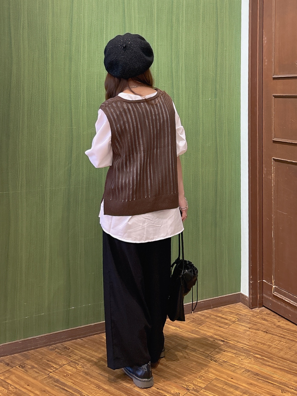 かおりさんの「SHOO･LA･RUE｜【2点セット/洗濯機可/S-LL】透かし編みニットベスト＋5分袖シャツ」を使ったコーディネート