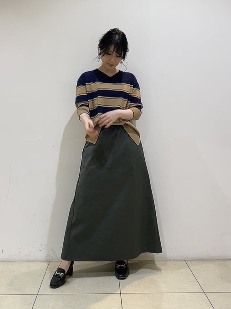 watanabeさんの「UNTITLED｜【顔周りすっきり/体型カバー】ドライタッチVネックニットプルオーバー」を使ったコーディネート