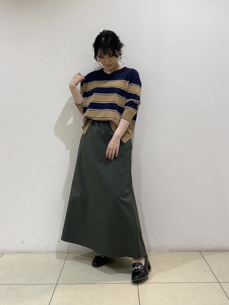 watanabeさんの「UNTITLED｜【顔周りすっきり/体型カバー】ドライタッチVネックニットプルオーバー」を使ったコーディネート