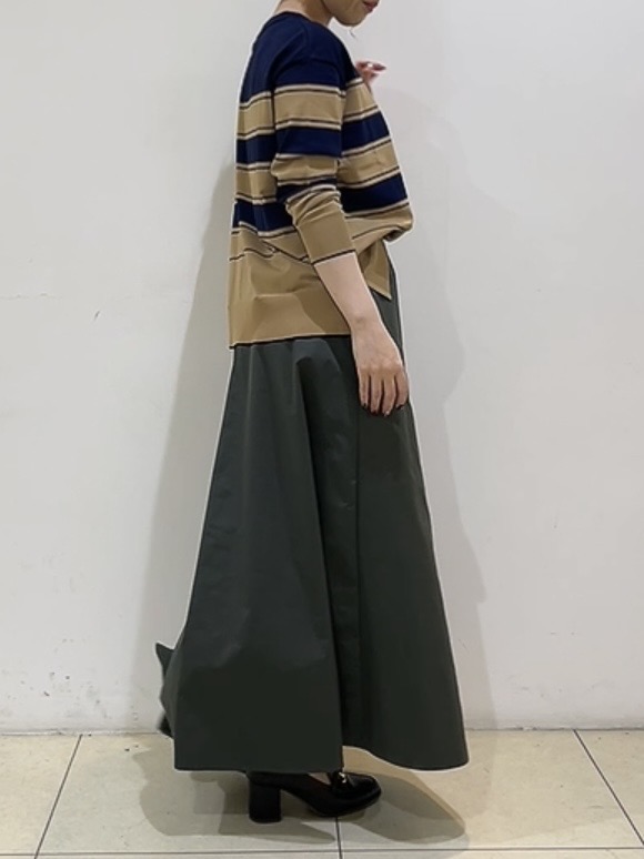 watanabeさんの「UNTITLED｜【顔周りすっきり/体型カバー】ドライタッチVネックニットプルオーバー」を使ったコーディネート