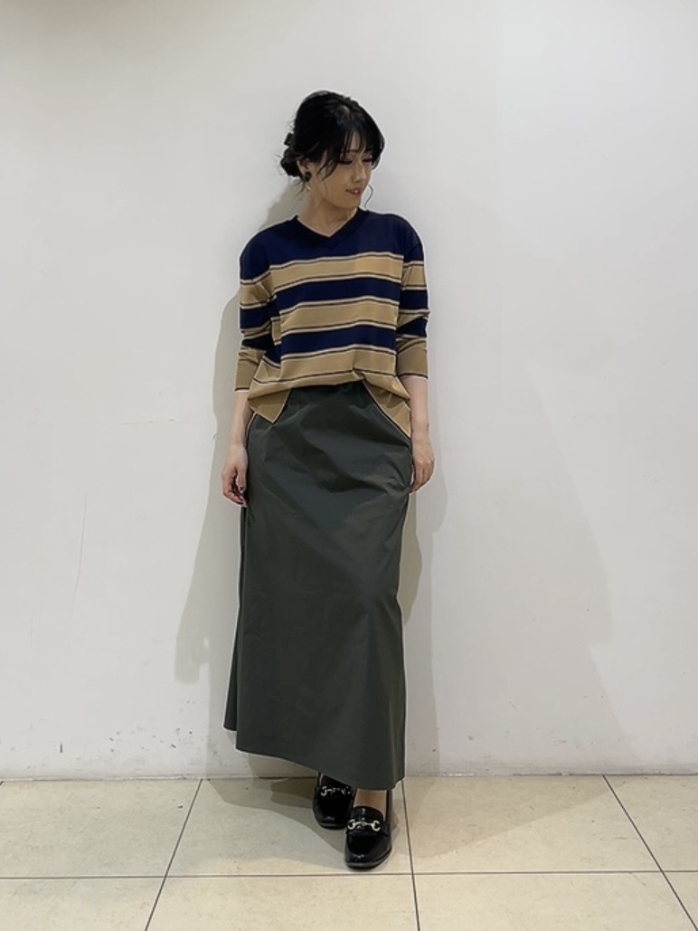 watanabeさんの「UNTITLED｜【顔周りすっきり/体型カバー】ドライタッチVネックニットプルオーバー」を使ったコーディネート