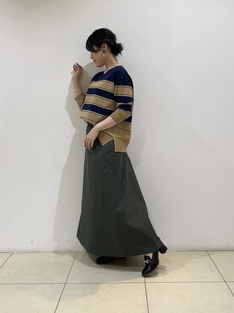 watanabeさんの「UNTITLED｜【顔周りすっきり/体型カバー】ドライタッチVネックニットプルオーバー」を使ったコーディネート