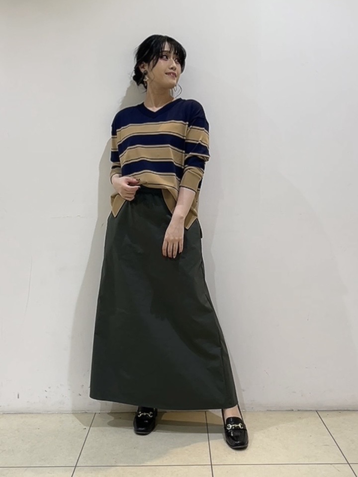 watanabeさんの「UNTITLED｜【顔周りすっきり/体型カバー】ドライタッチVネックニットプルオーバー」を使ったコーディネート