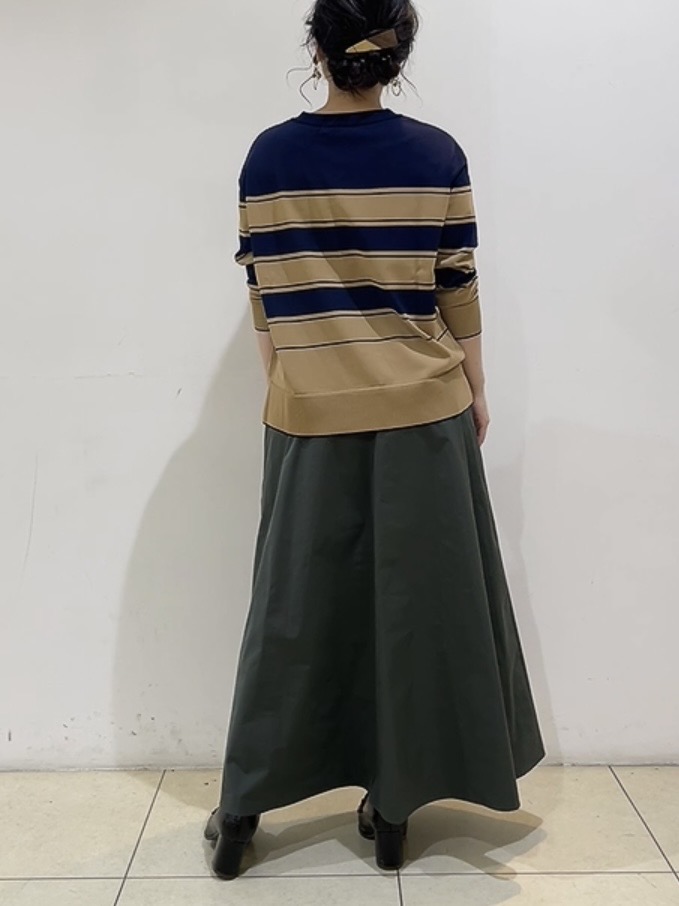 watanabeさんの「UNTITLED｜【顔周りすっきり/体型カバー】ドライタッチVネックニットプルオーバー」を使ったコーディネート