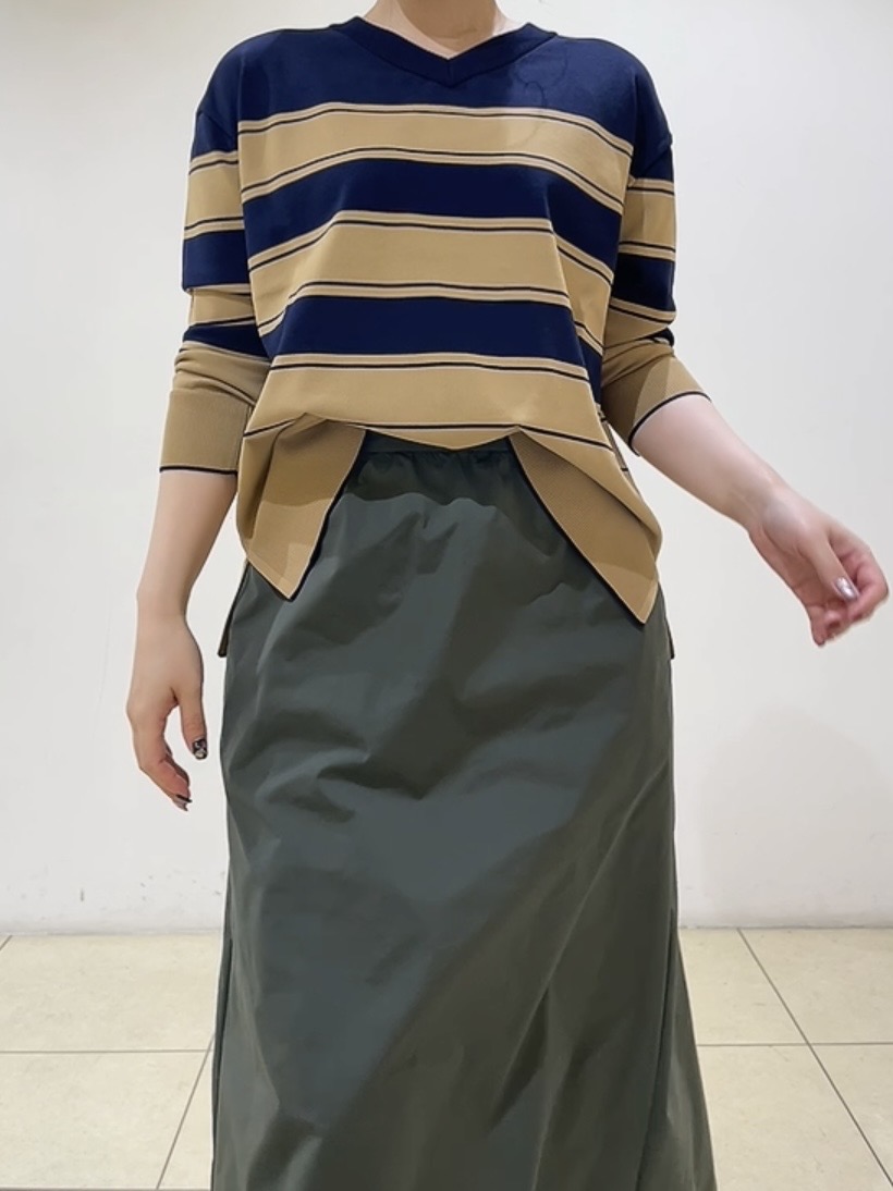 watanabeさんの「UNTITLED｜【顔周りすっきり/体型カバー】ドライタッチVネックニットプルオーバー」を使ったコーディネート
