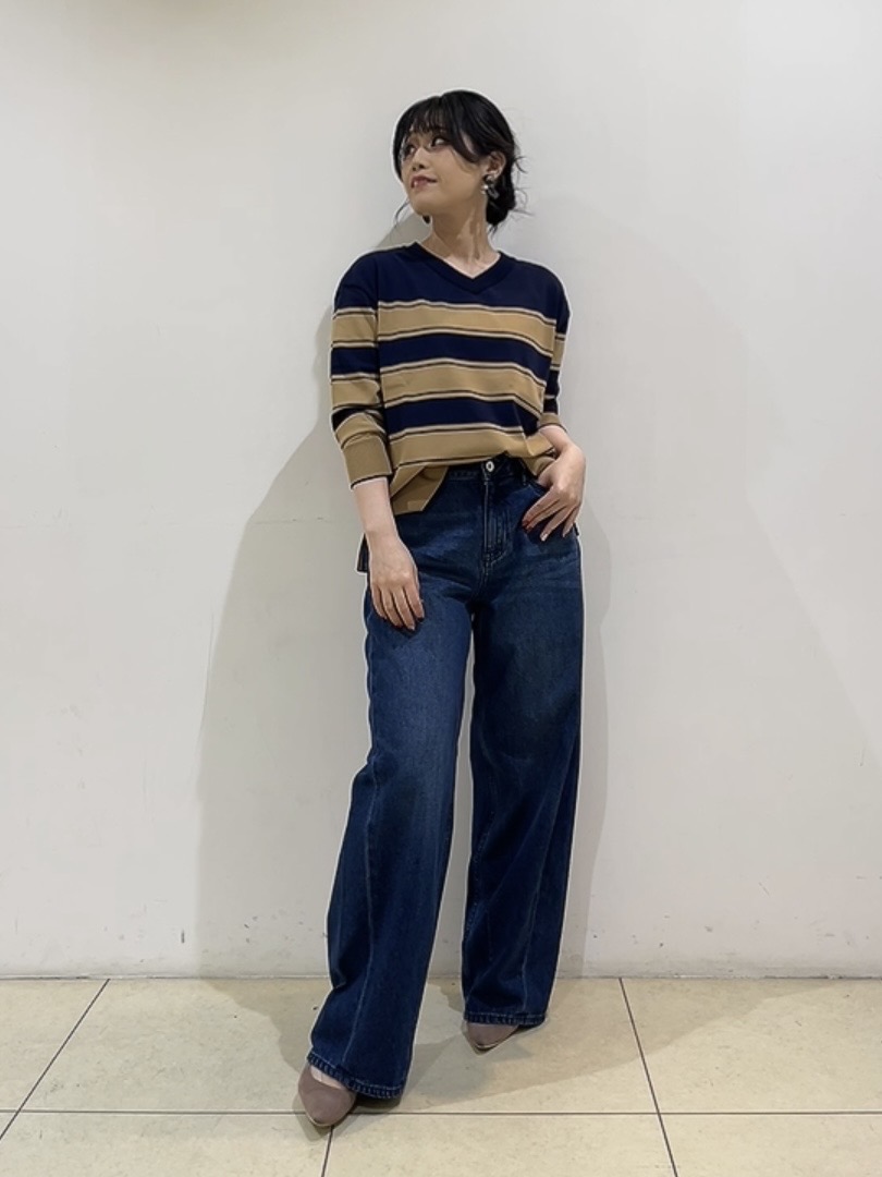 watanabeさんの「UNTITLED｜【顔周りすっきり/体型カバー】ドライタッチVネックニットプルオーバー」を使ったコーディネート