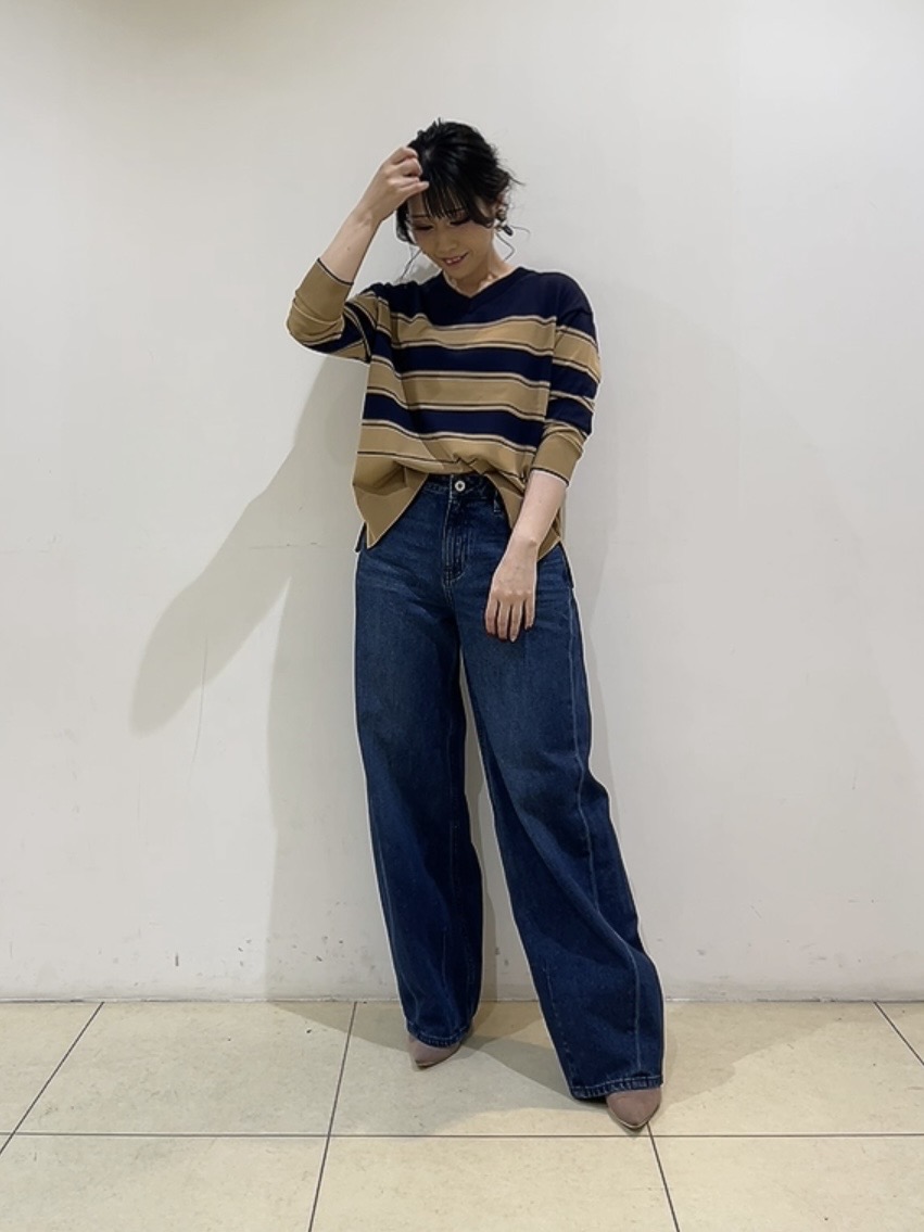 watanabeさんの「UNTITLED｜【顔周りすっきり/体型カバー】ドライタッチVネックニットプルオーバー」を使ったコーディネート