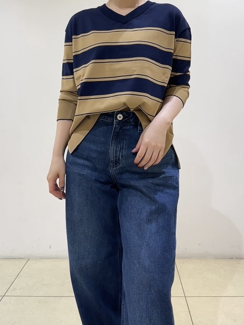 watanabeさんの「UNTITLED｜【顔周りすっきり/体型カバー】ドライタッチVネックニットプルオーバー」を使ったコーディネート