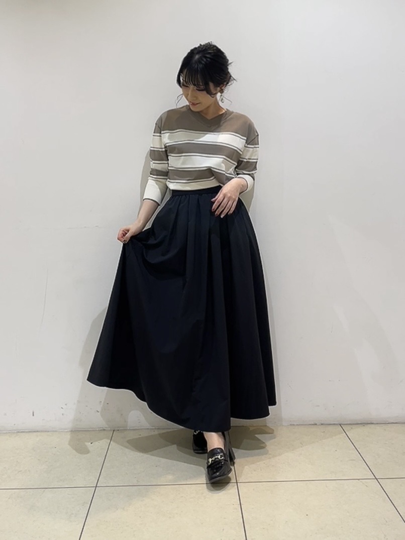 watanabeさんの「UNTITLED｜【顔周りすっきり/体型カバー】ドライタッチVネックニットプルオーバー」を使ったコーディネート
