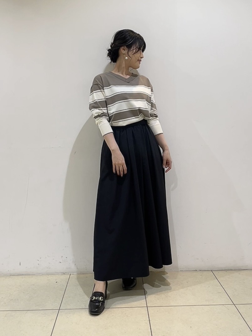 watanabeさんの「UNTITLED｜【顔周りすっきり/体型カバー】ドライタッチVネックニットプルオーバー」を使ったコーディネート