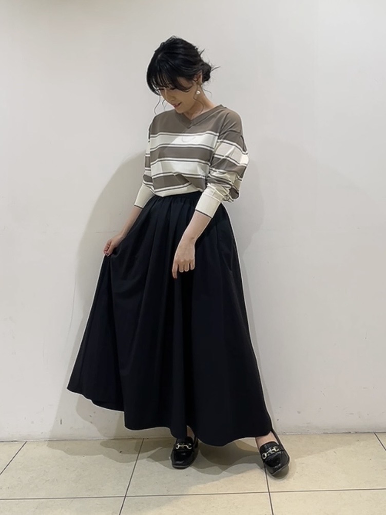 watanabeさんの「UNTITLED｜【顔周りすっきり/体型カバー】ドライタッチVネックニットプルオーバー」を使ったコーディネート