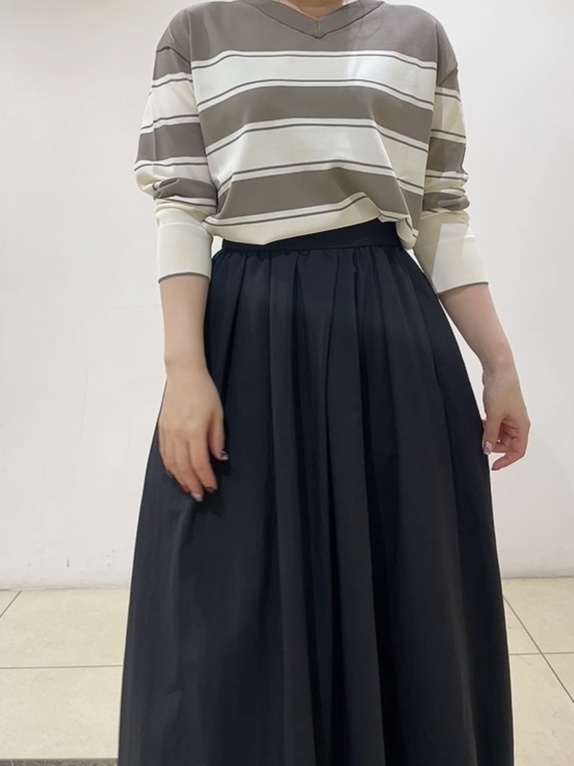 watanabeさんの「UNTITLED｜【顔周りすっきり/体型カバー】ドライタッチVネックニットプルオーバー」を使ったコーディネート