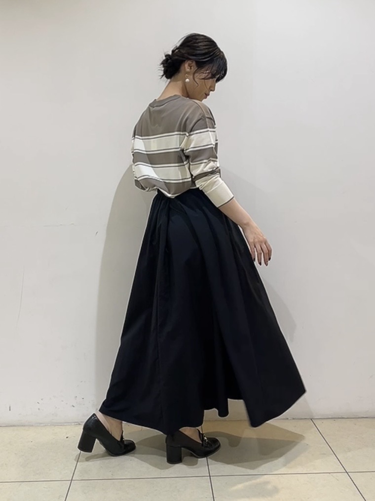 watanabeさんの「UNTITLED｜【顔周りすっきり/体型カバー】ドライタッチVネックニットプルオーバー」を使ったコーディネート