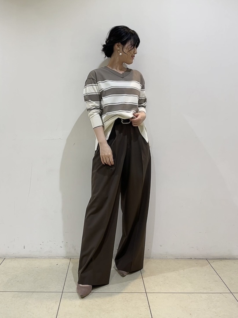 watanabeさんの「UNTITLED｜【顔周りすっきり/体型カバー】ドライタッチVネックニットプルオーバー」を使ったコーディネート