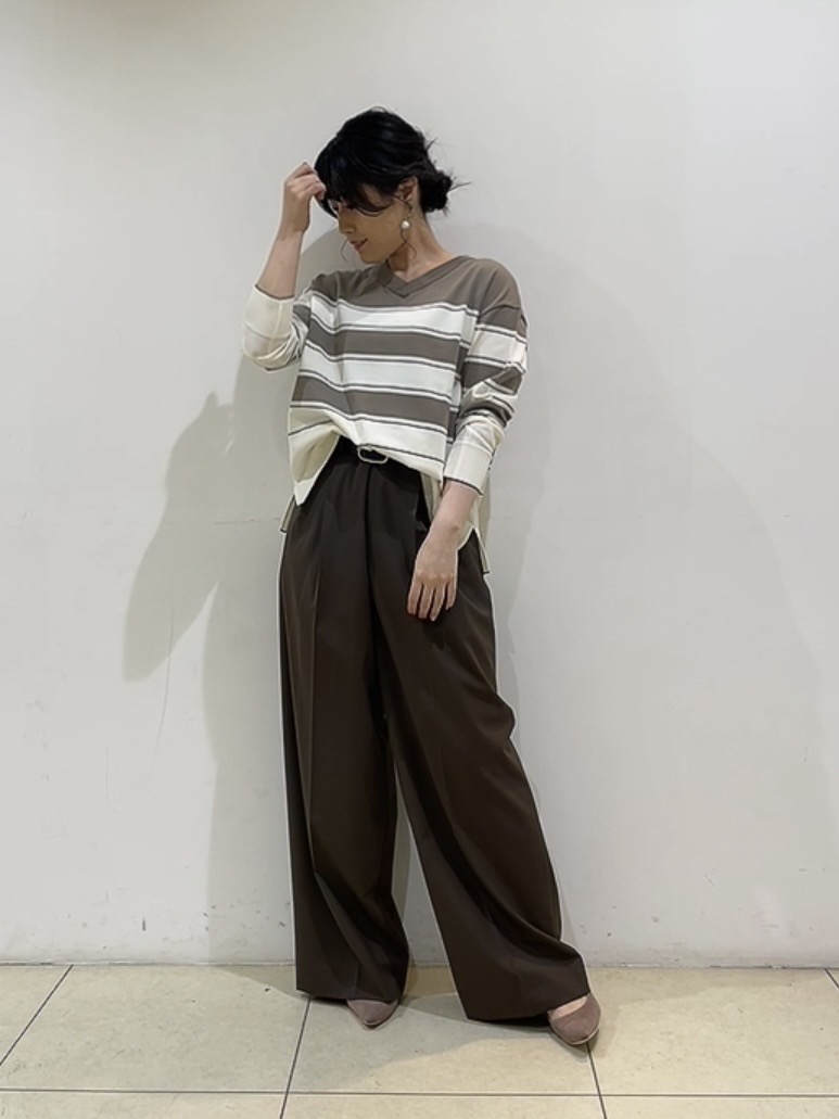 watanabeさんの「UNTITLED｜【顔周りすっきり/体型カバー】ドライタッチVネックニットプルオーバー」を使ったコーディネート
