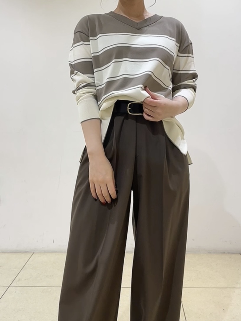 watanabeさんの「UNTITLED｜【顔周りすっきり/体型カバー】ドライタッチVネックニットプルオーバー」を使ったコーディネート