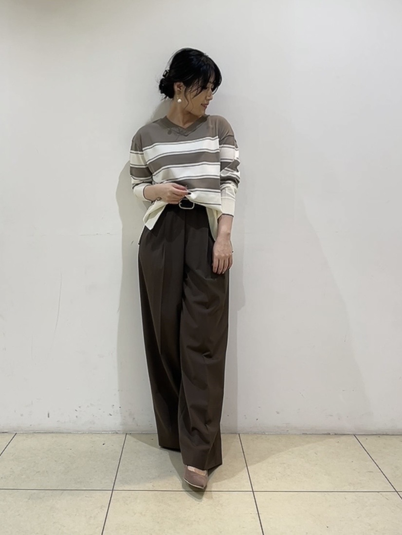 watanabeさんの「UNTITLED｜【顔周りすっきり/体型カバー】ドライタッチVネックニットプルオーバー」を使ったコーディネート