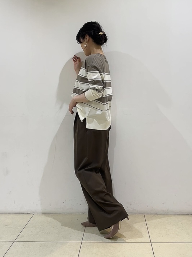 watanabeさんの「UNTITLED｜【顔周りすっきり/体型カバー】ドライタッチVネックニットプルオーバー」を使ったコーディネート