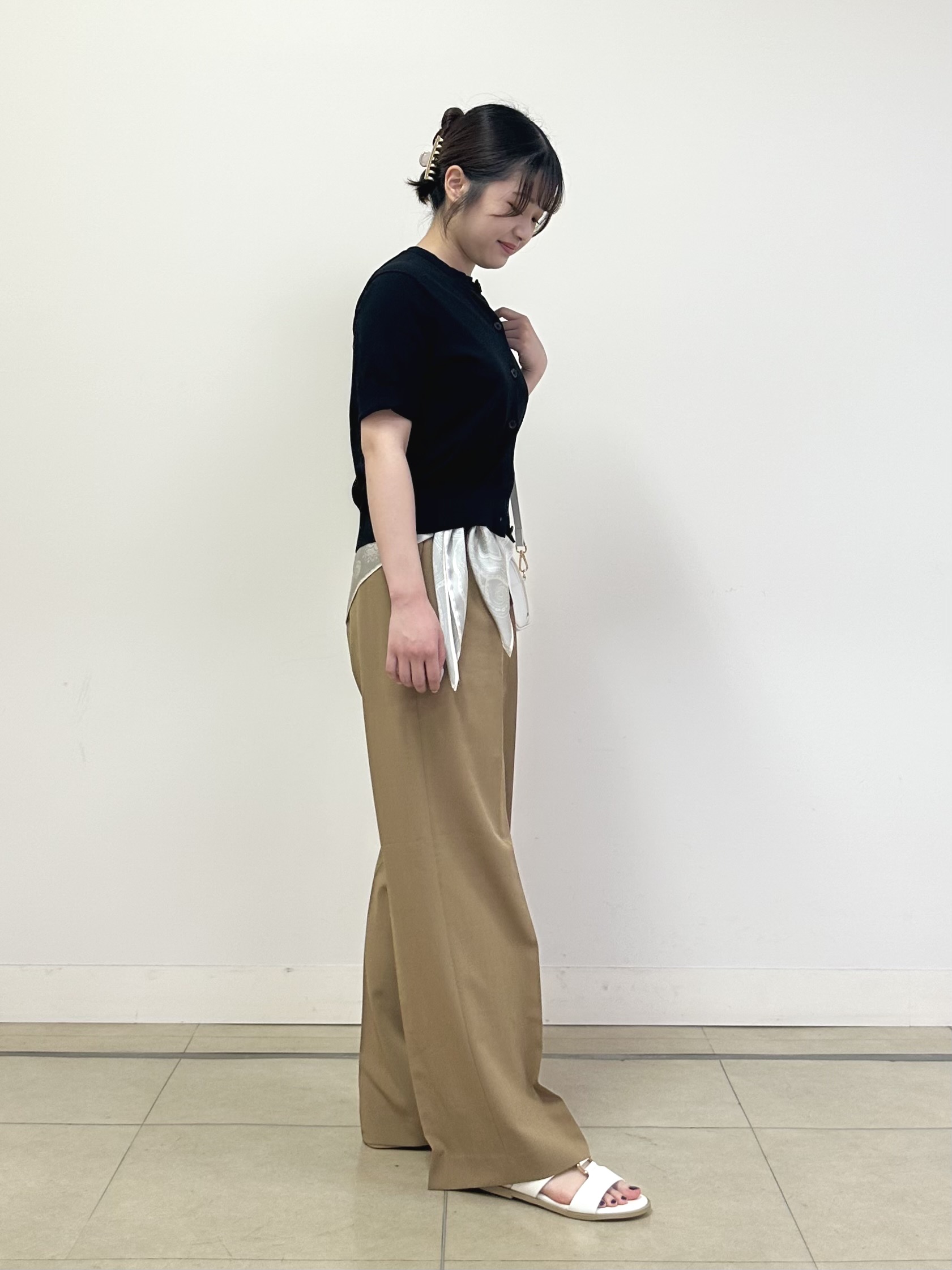 大竹杏佳さんの「UNTITLED｜【すっきり秋羽織り/前開きボタン】ドライタッチ5分袖カーディガン」を使ったコーディネート