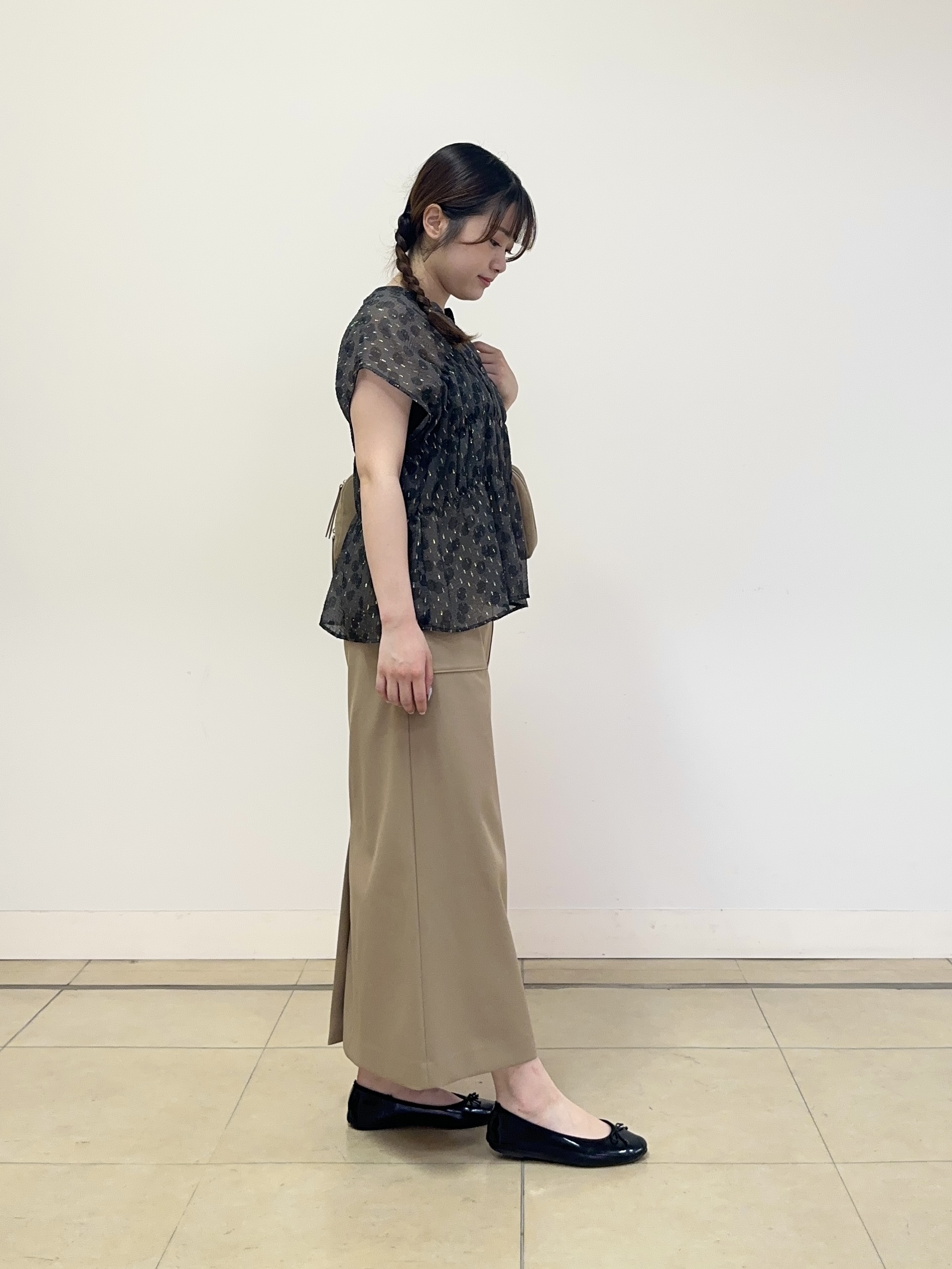 大竹杏佳さんの「UNTITLED｜【秋映え/シアー】ヴィンテージドットブラウス」を使ったコーディネート