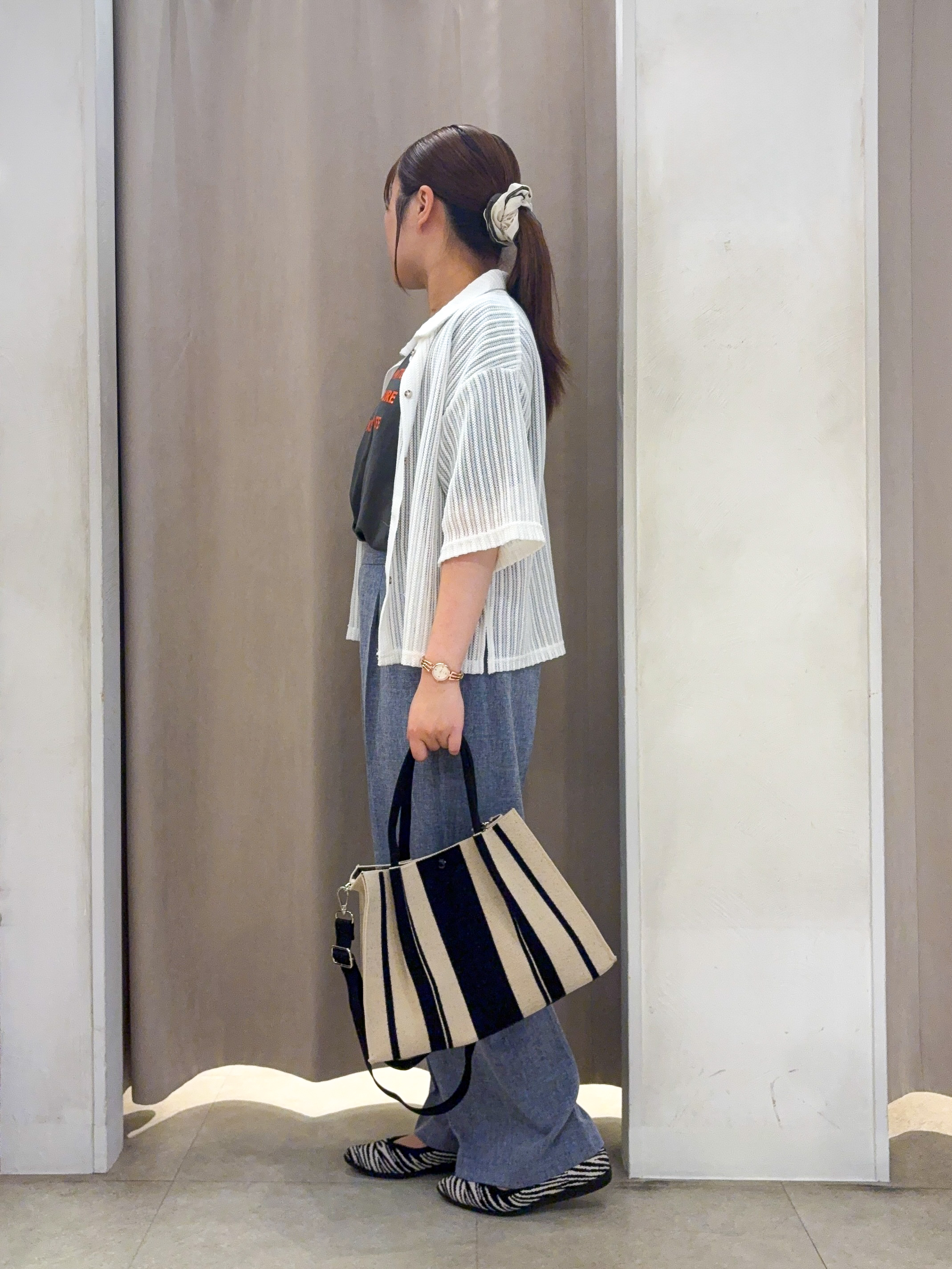 SO(R)Aさんの「SHOO･LA･RUE｜【洗濯機可/S-LL】軽やかで涼しげな 透かしレース風前開きシャツ」を使ったコーディネート