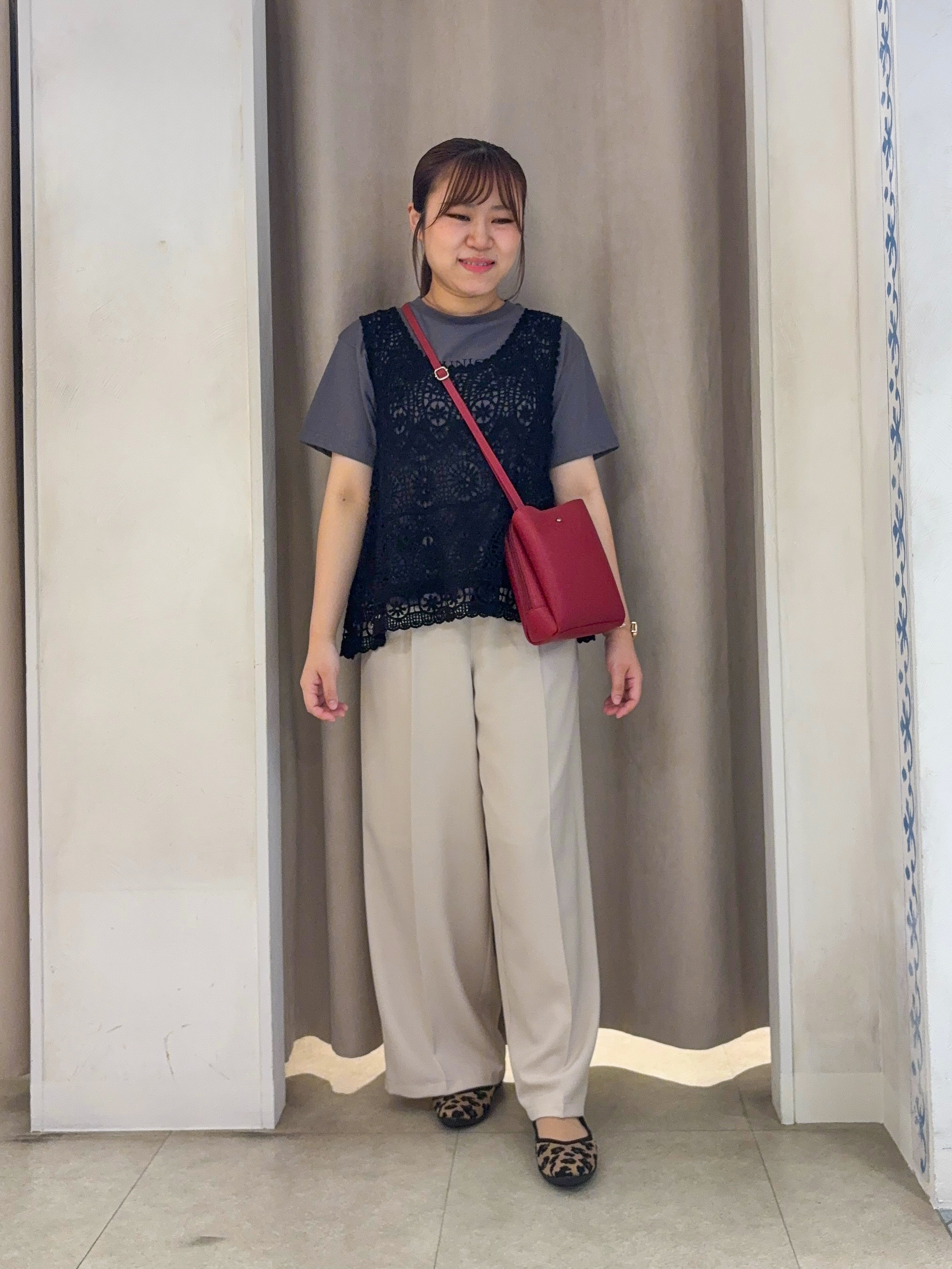 SO(R)Aさんの「SHOO･LA･RUE｜【洗濯機可/S-LL】軽やかで涼しげな 透かしレース風前開きシャツ」を使ったコーディネート