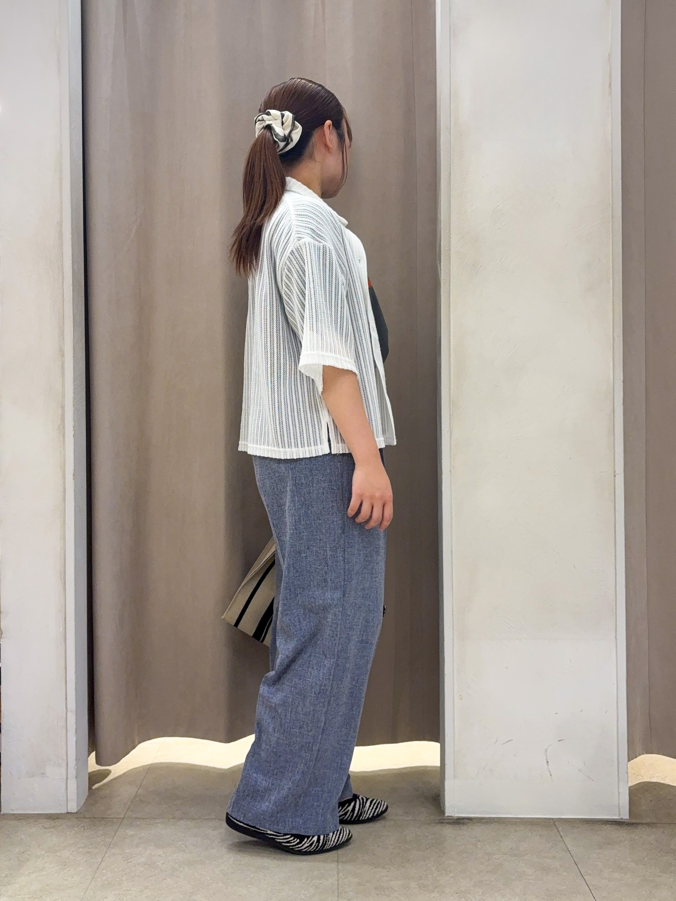 SO(R)Aさんの「SHOO･LA･RUE｜【洗濯機可/S-LL】軽やかで涼しげな 透かしレース風前開きシャツ」を使ったコーディネート