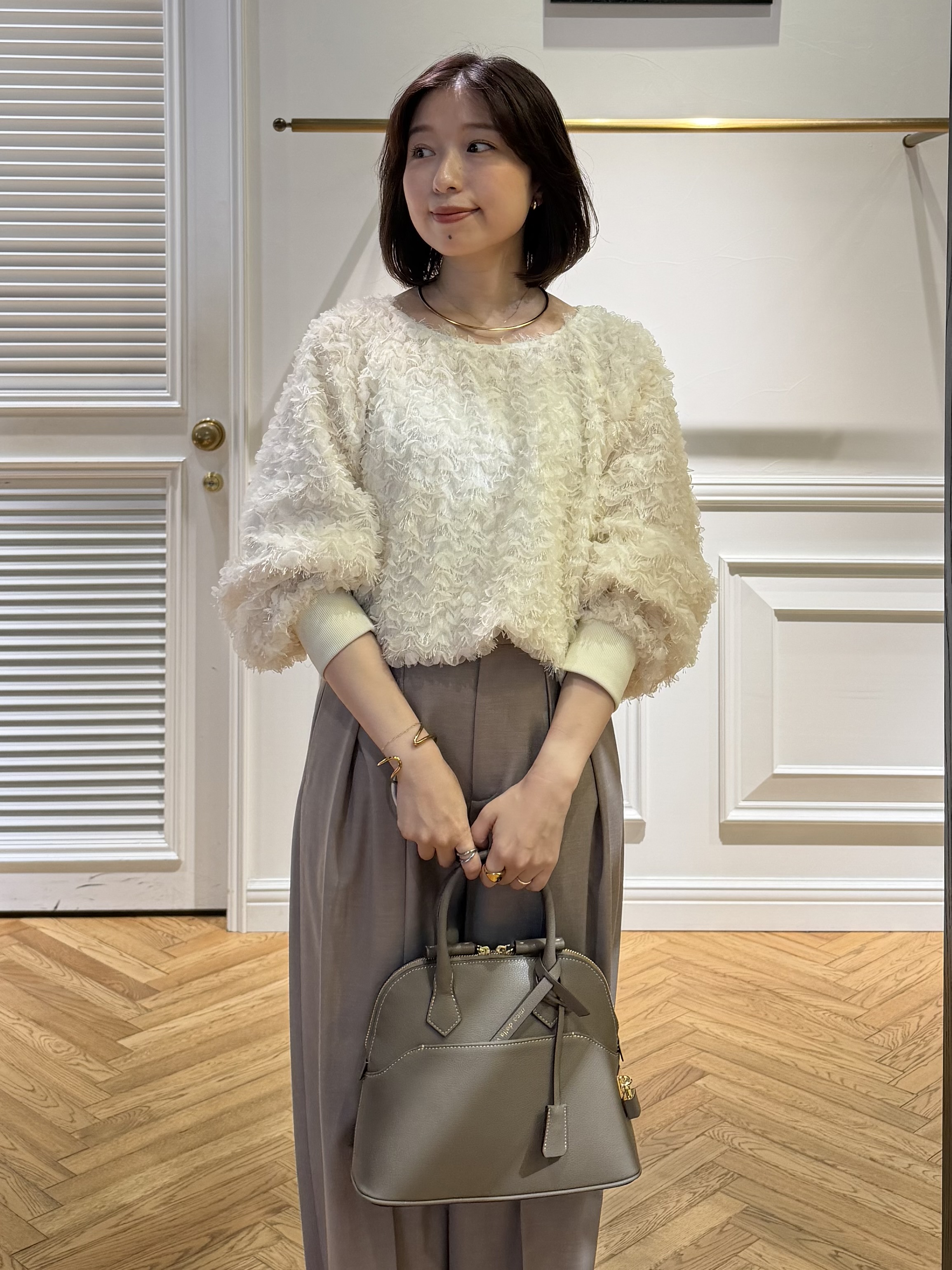 つじ まこさんの「DRESSTERIOR｜provoke（プロヴォーク）【別注】 フワラーモチーフブラウス」を使ったコーディネート