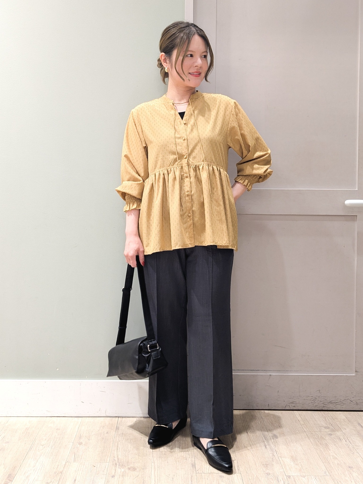 kuwawaさんの「grove｜シアードビーペプラムブラウス」を使ったコーディネート