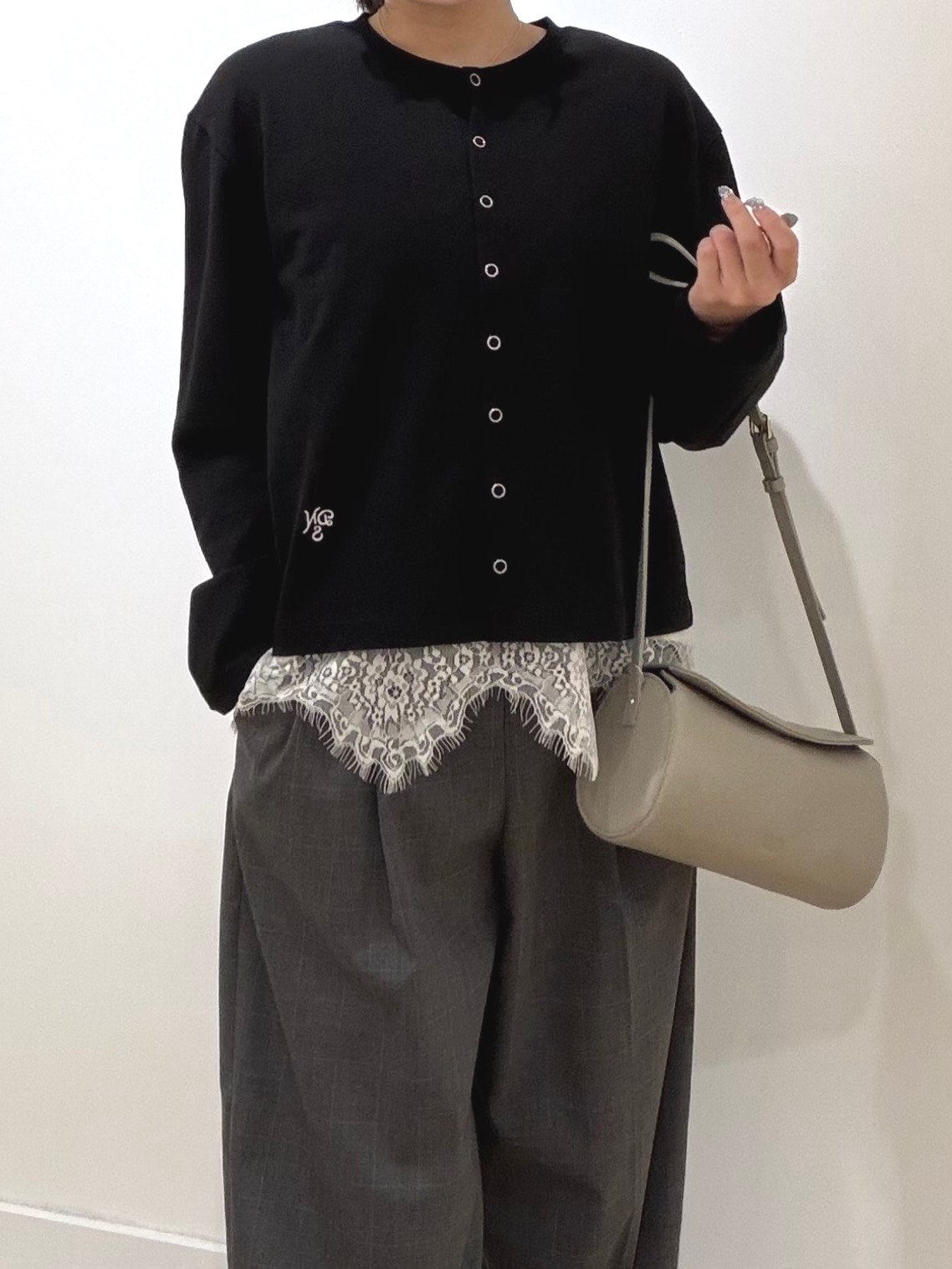 秦美里さんの「Dessin｜サテンレース キャミソール」を使ったコーディネート