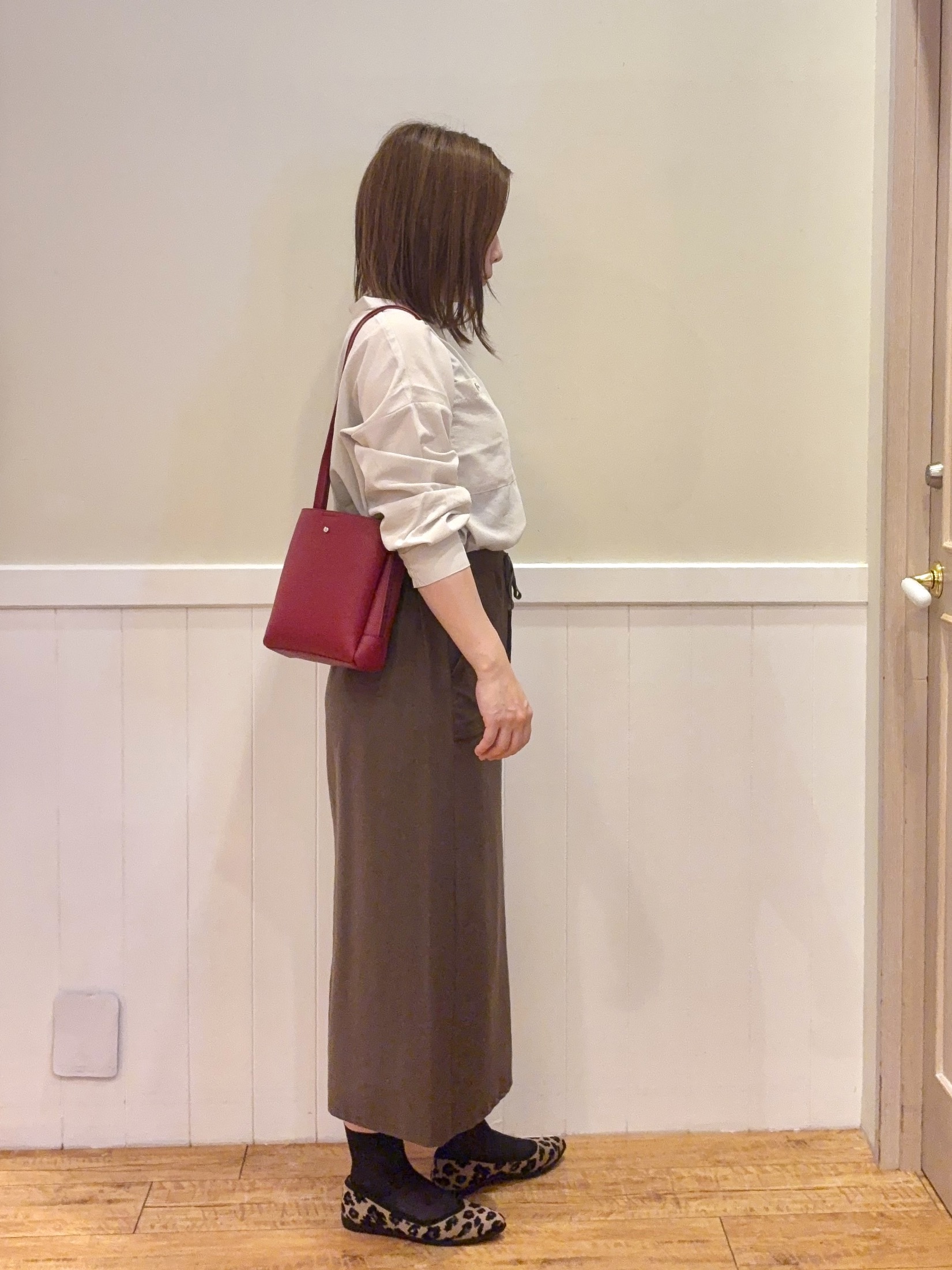 FUJIさんの「SHOO･LA･RUE｜【洗濯後しわになりにくい/S-LL】キーネック金ボタンポケットシャツ」を使ったコーディネート