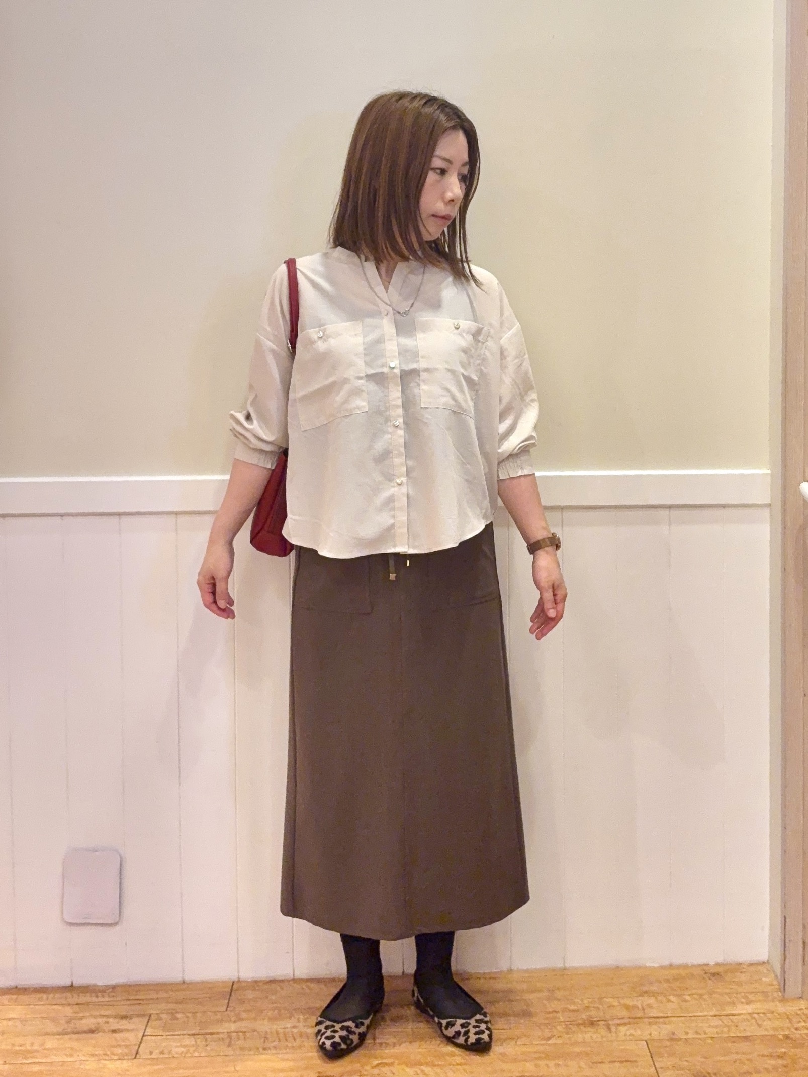 FUJIさんの「SHOO･LA･RUE｜【洗濯後しわになりにくい/S-LL】キーネック金ボタンポケットシャツ」を使ったコーディネート