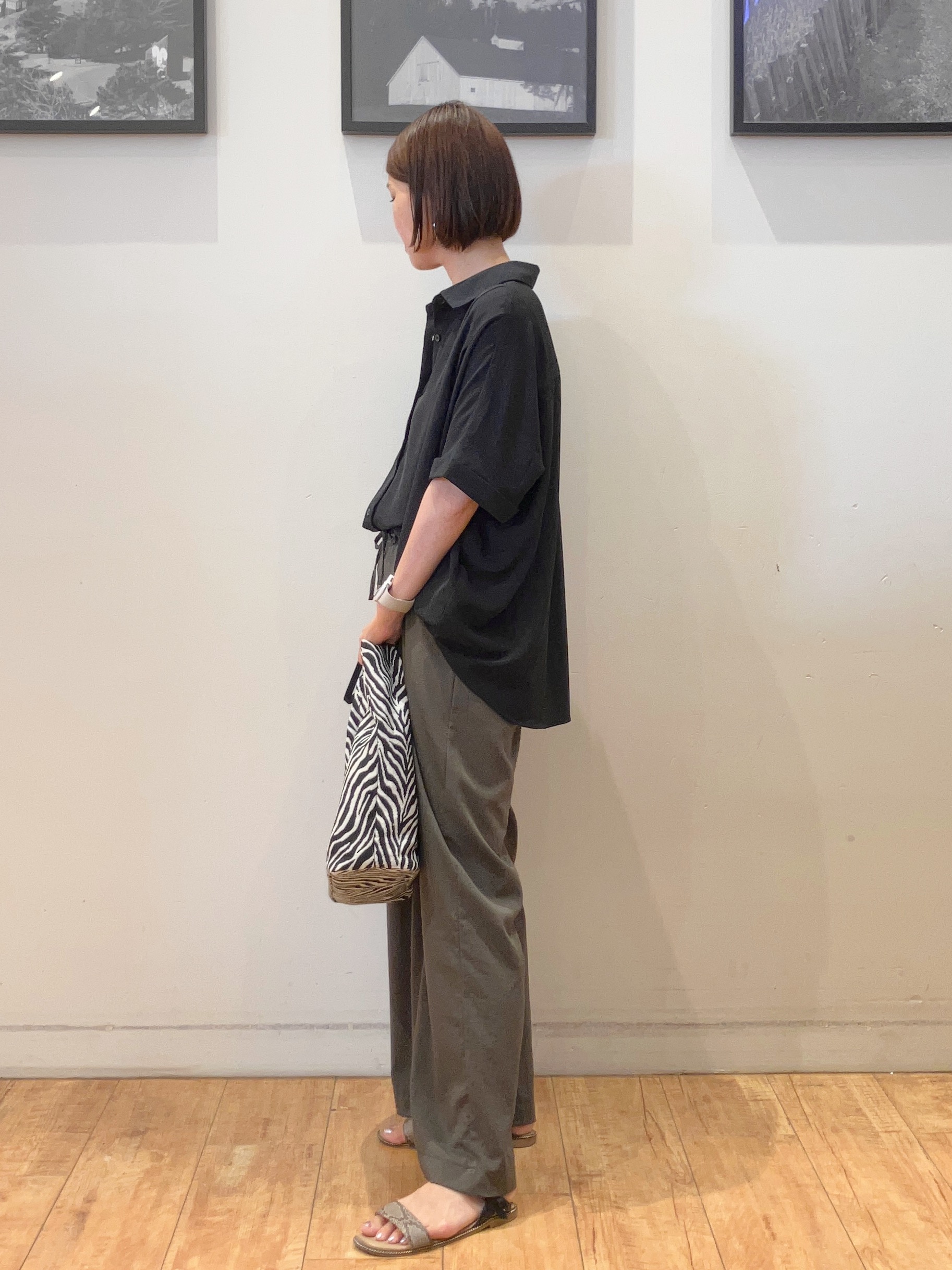 momoharuさんの「SHOO･LA･RUE｜【ひんやり/洗濯後しわになりにくい/体型カバー】二の腕も隠せる　お袖ロールアップ半袖シャツ」を使ったコーディネート