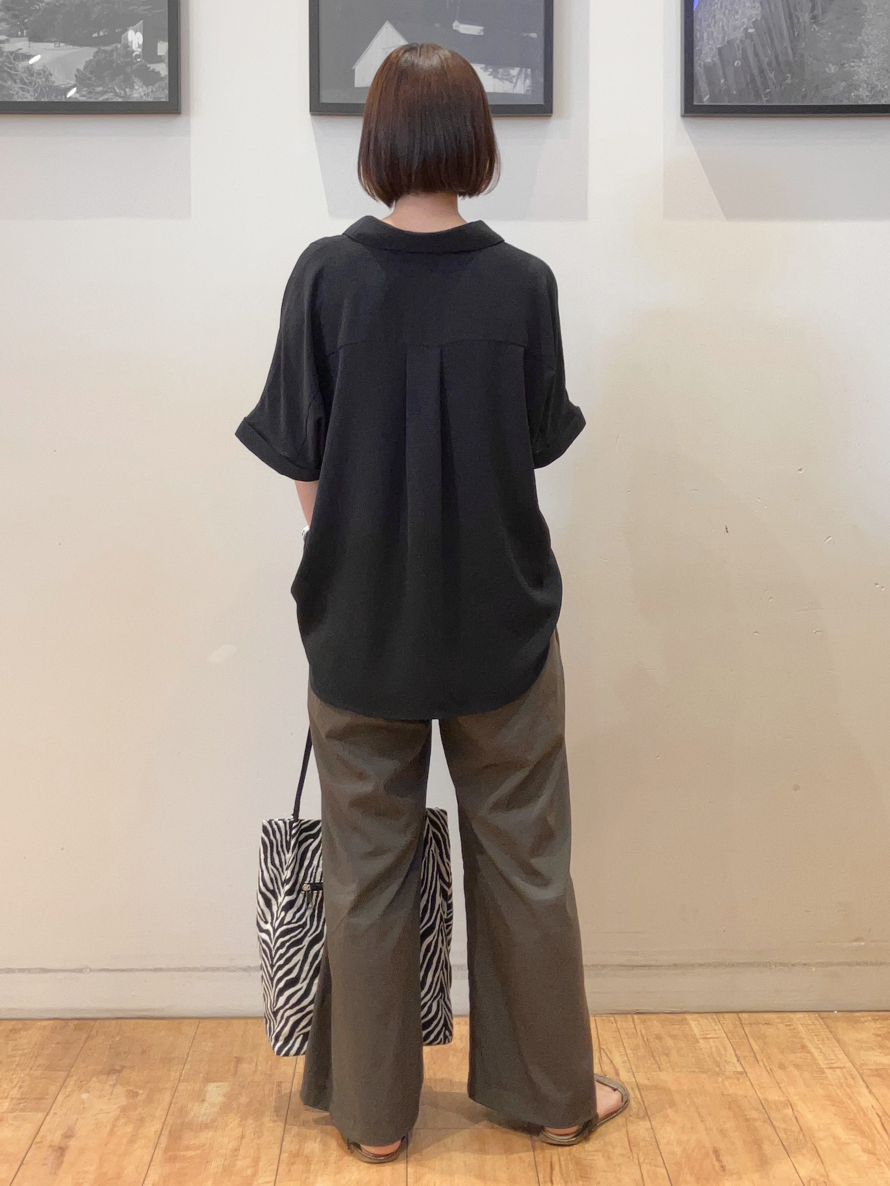 momoharuさんの「SHOO･LA･RUE｜【ひんやり/洗濯後しわになりにくい/体型カバー】二の腕も隠せる　お袖ロールアップ半袖シャツ」を使ったコーディネート