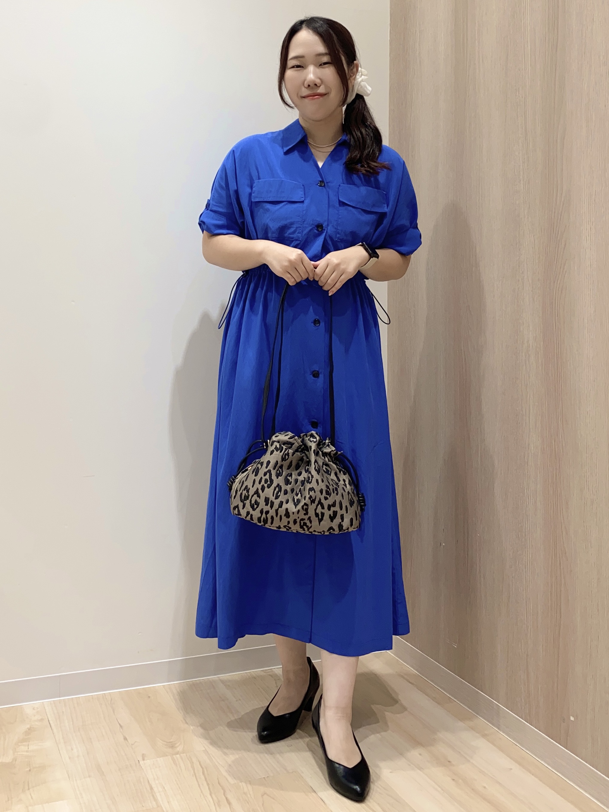 HANAさんの「grove｜1枚でも羽織でも◎ ウエストドロストシャツワンピース」を使ったコーディネート