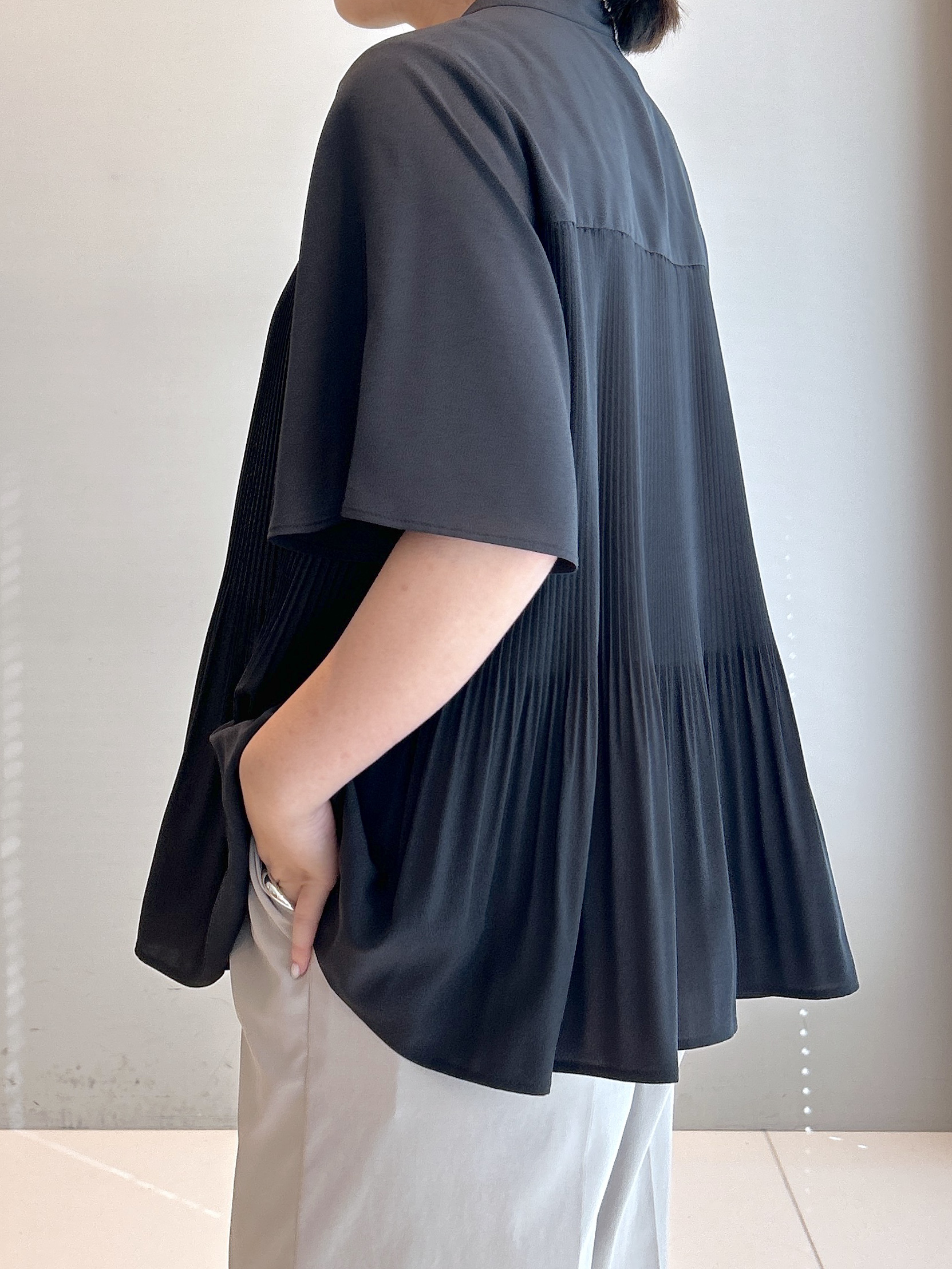 Hirokaさんの「grove｜【体系カバー◎】大人フェミニン消しプリーツブラウス」を使ったコーディネート