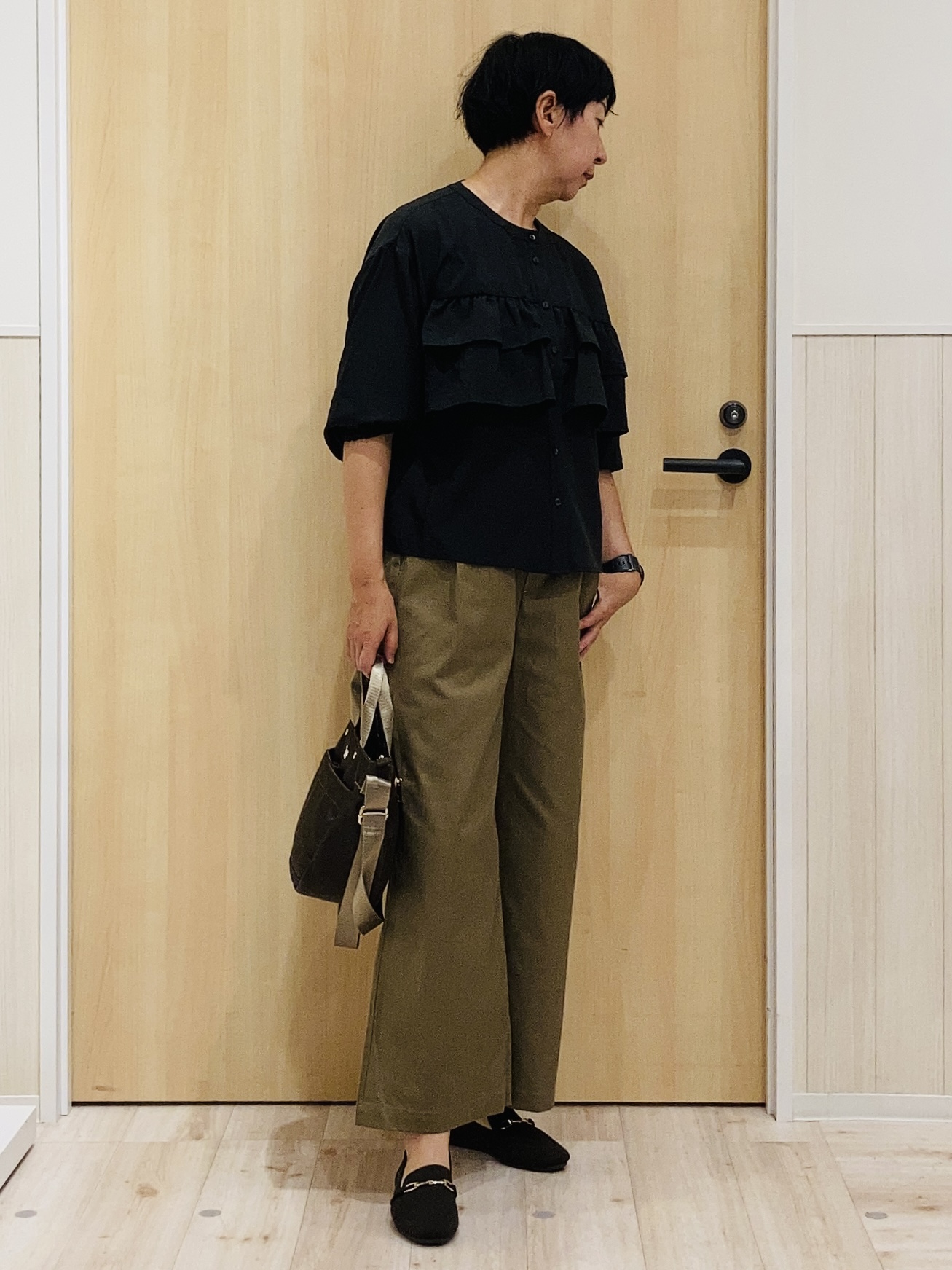 ノンさんの「SHOO･LA･RUE｜【S-LL/洗濯機可】1枚で華やか フロントティアードブラウス」を使ったコーディネート