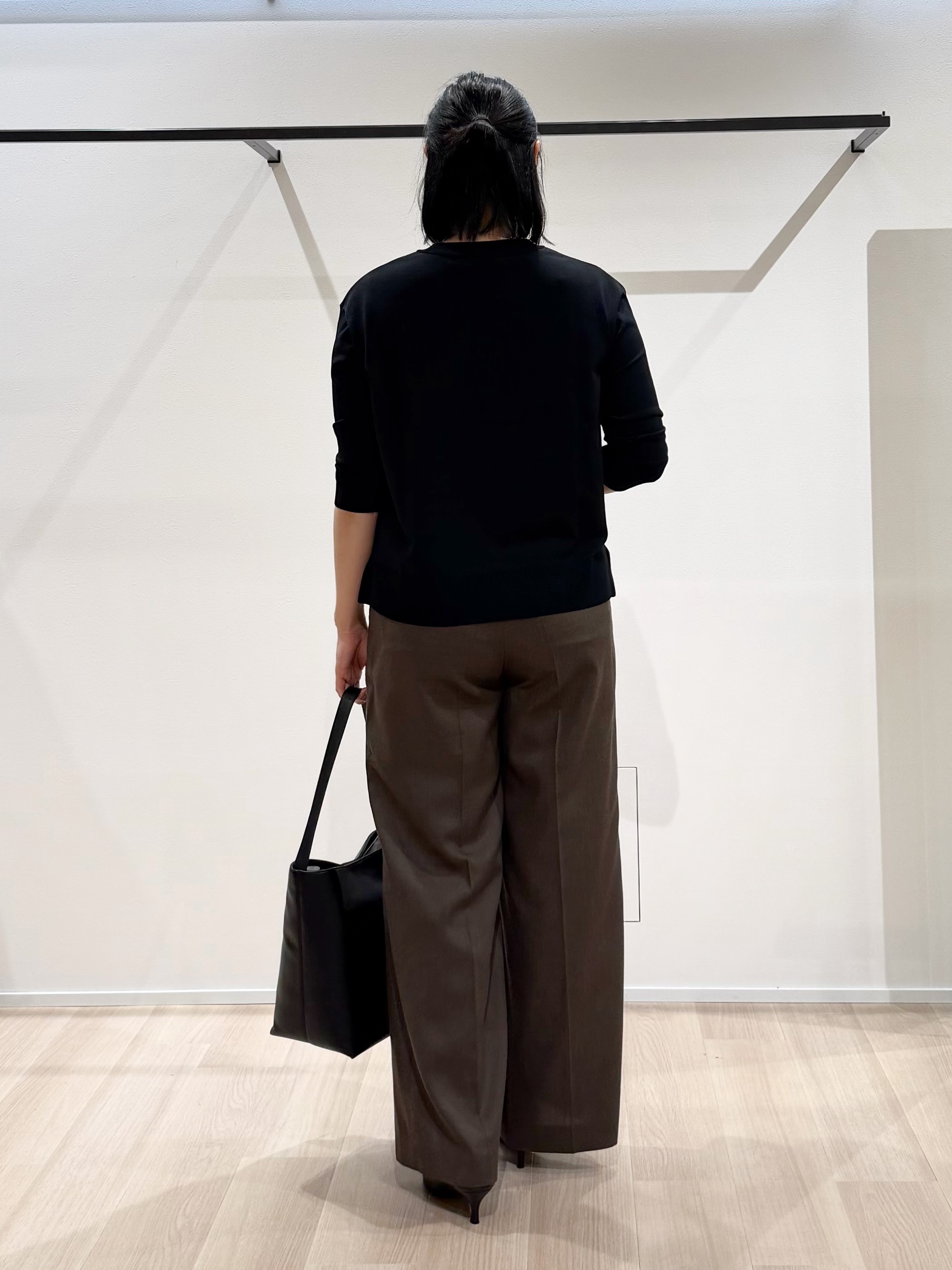 TOMOMIさんの「UNTITLED｜ドライタッチVネックニットプルオーバー」を使ったコーディネート