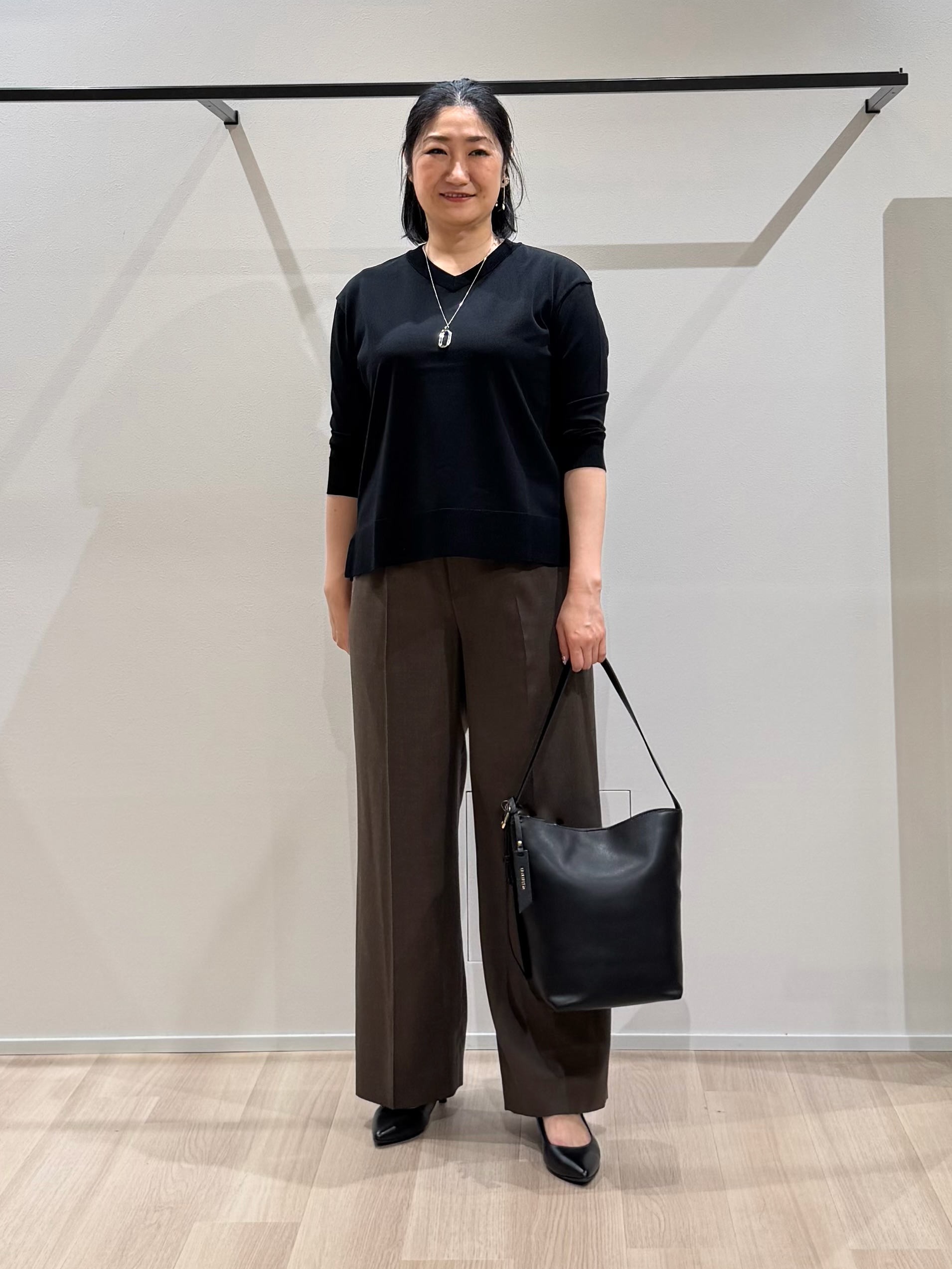 TOMOMIさんの「UNTITLED｜ドライタッチVネックニットプルオーバー」を使ったコーディネート